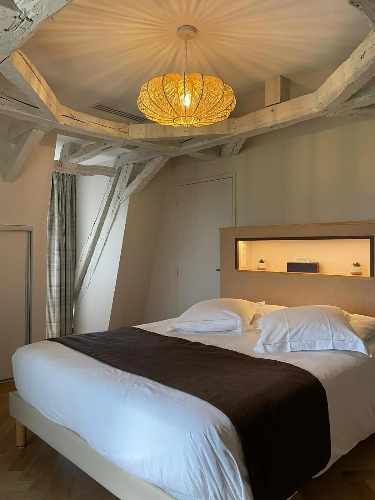 Bed in Hôtel & Restaurant - Le Manoir des Cèdres - piscine extérieure et climatisation