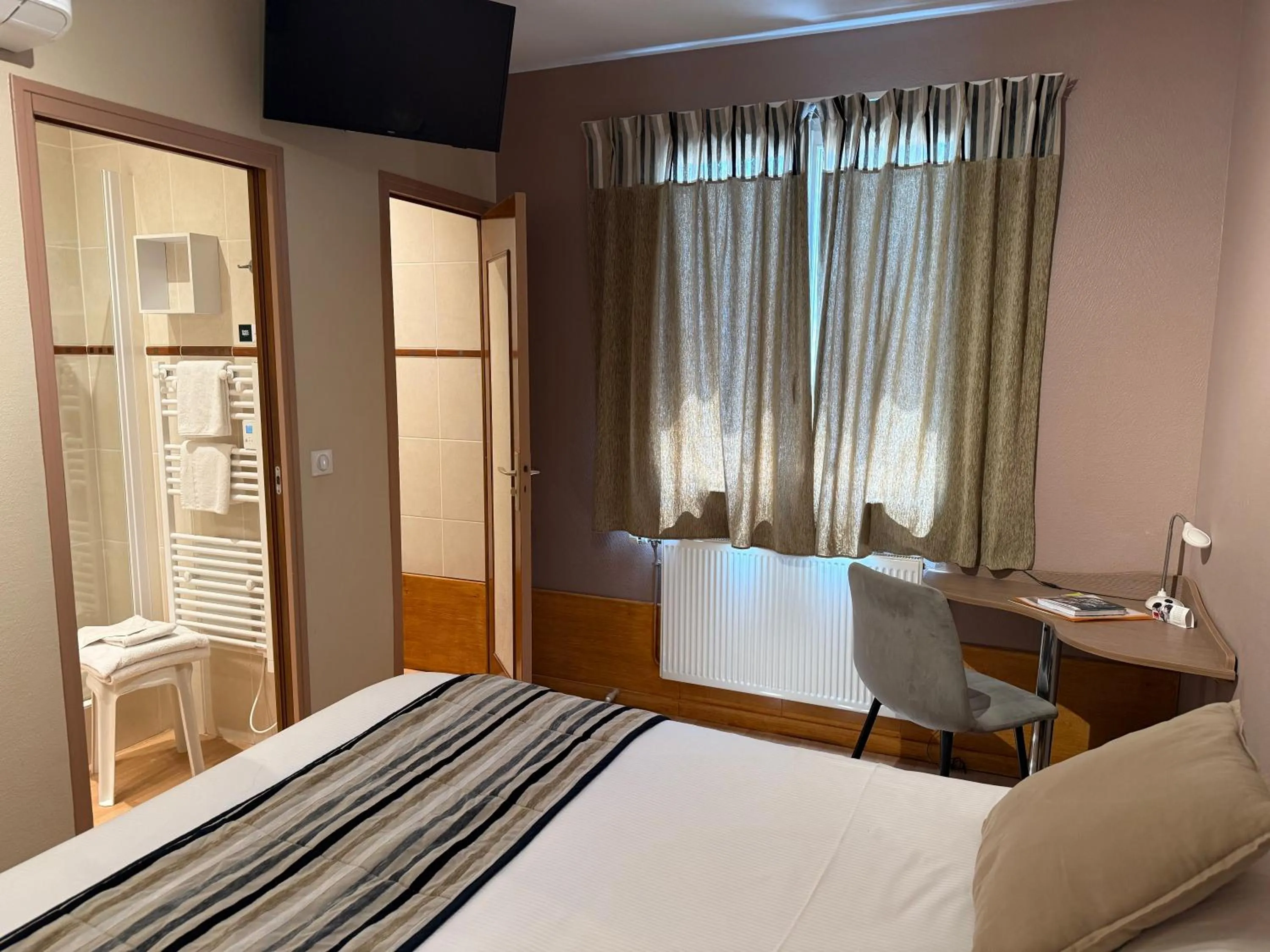 Photo of the whole room, Bed in Logis Hotel Restaurant L'Escapade