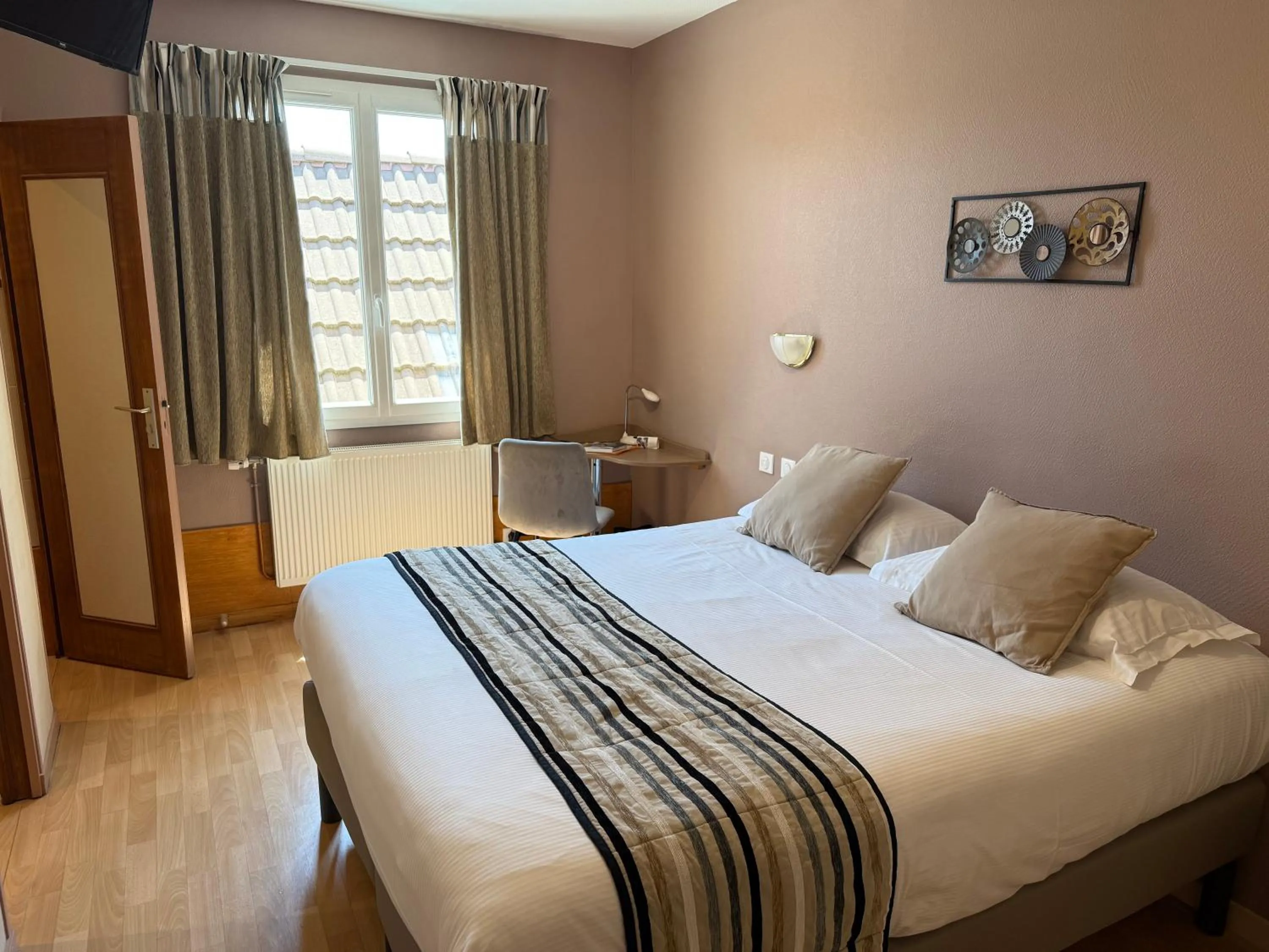Photo of the whole room, Bed in Logis Hotel Restaurant L'Escapade