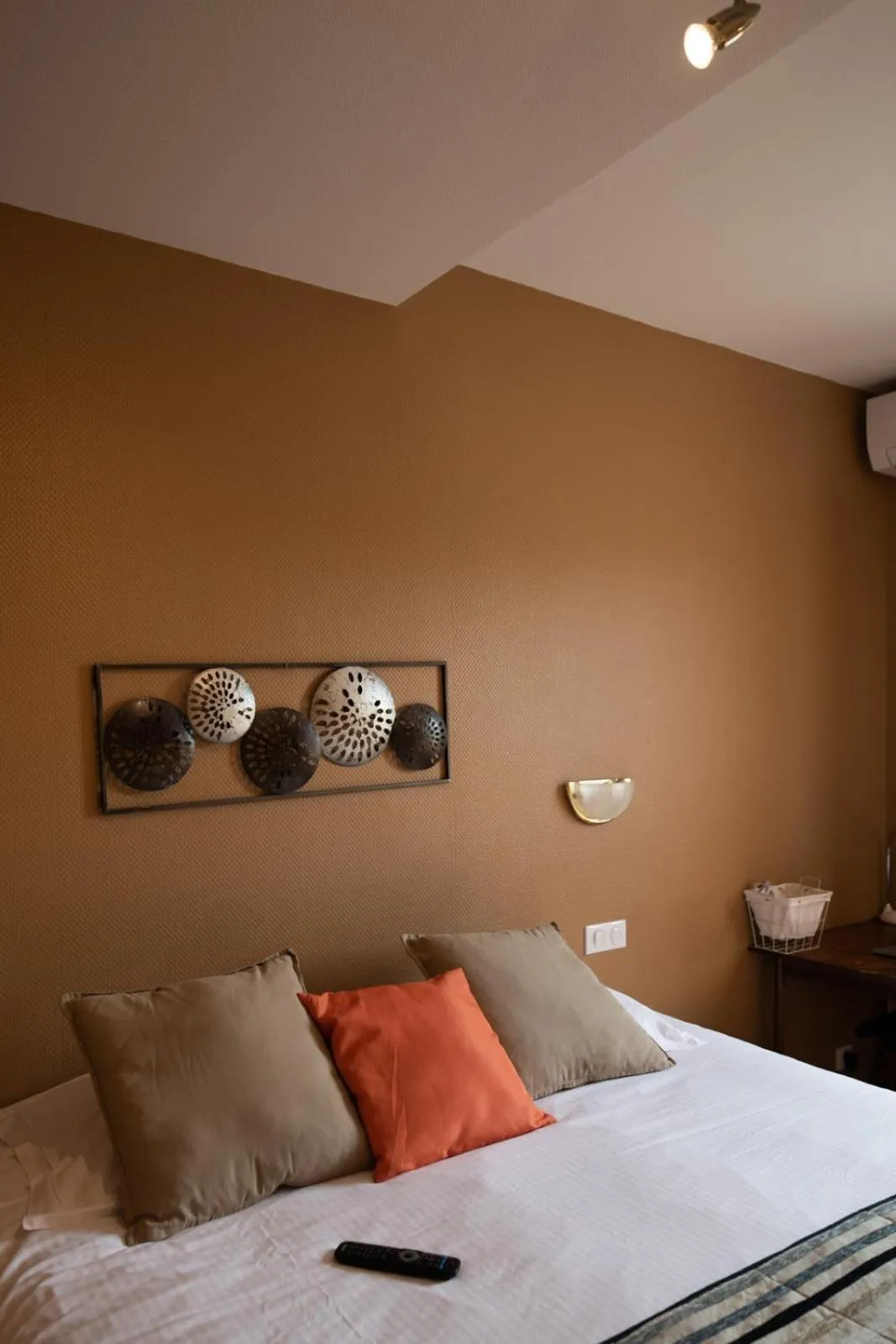 Bed in Logis Hotel Restaurant L'Escapade