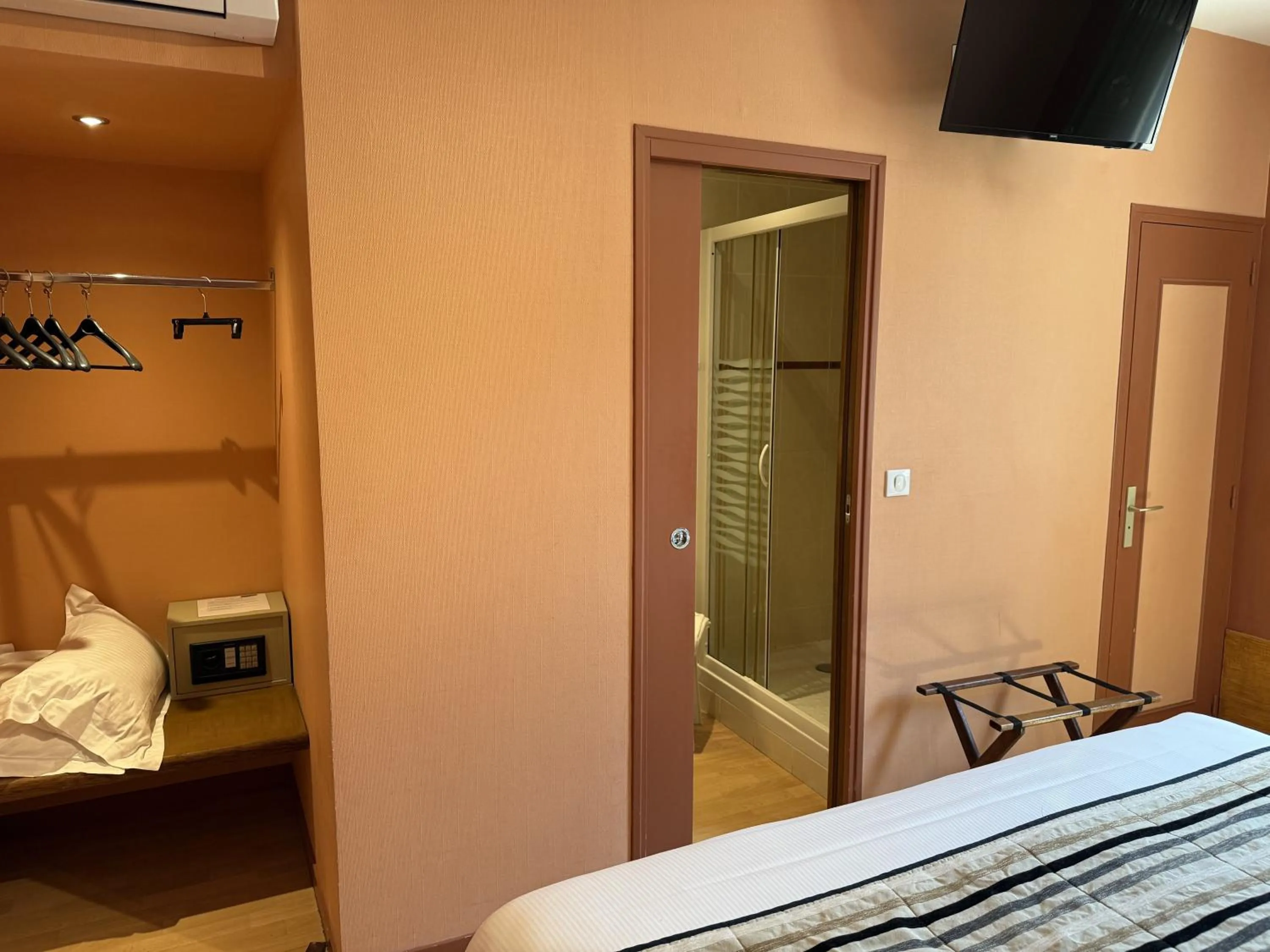 Bedroom, Bed in Logis Hotel Restaurant L'Escapade