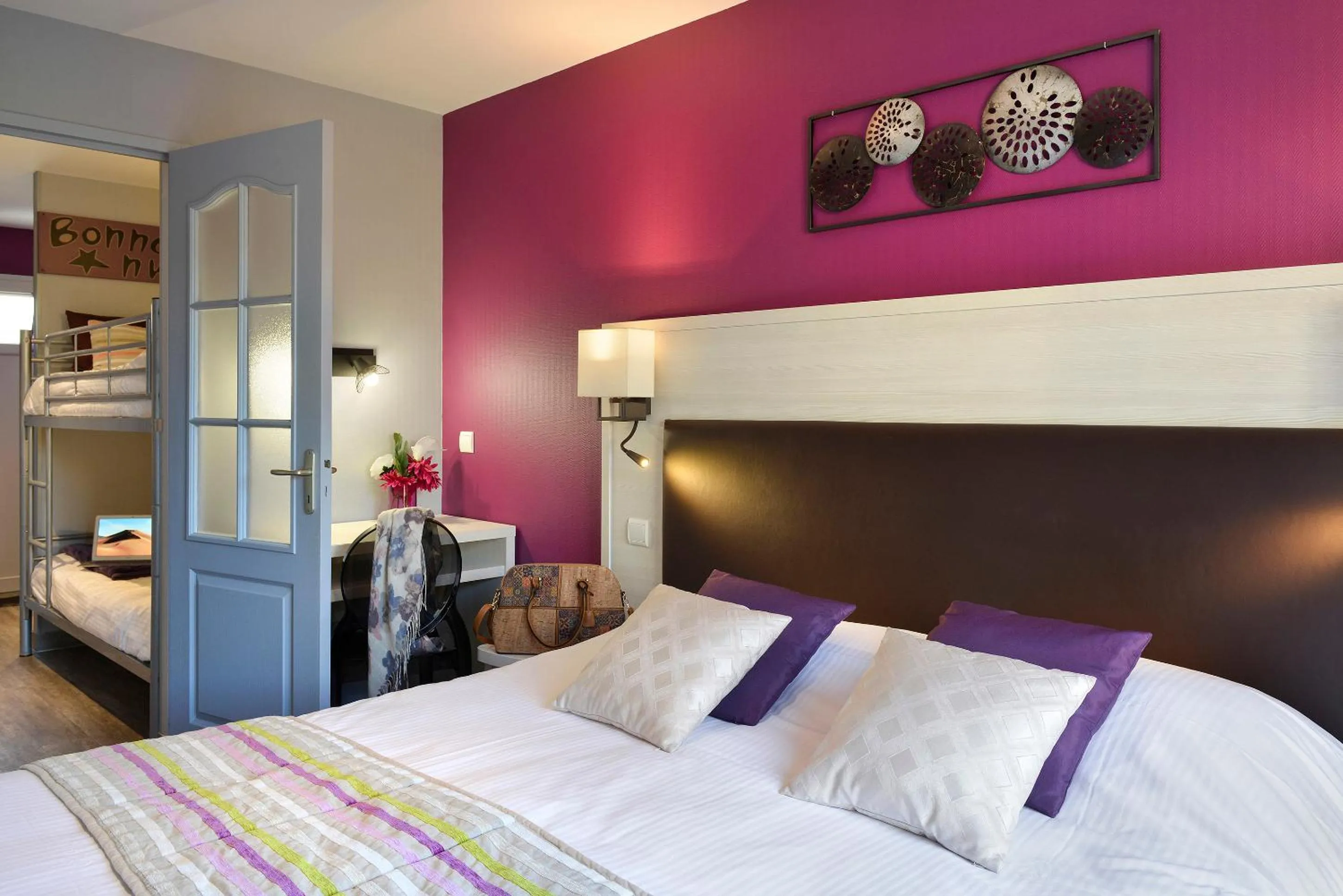 Bed in Logis Hotel Restaurant L'Escapade