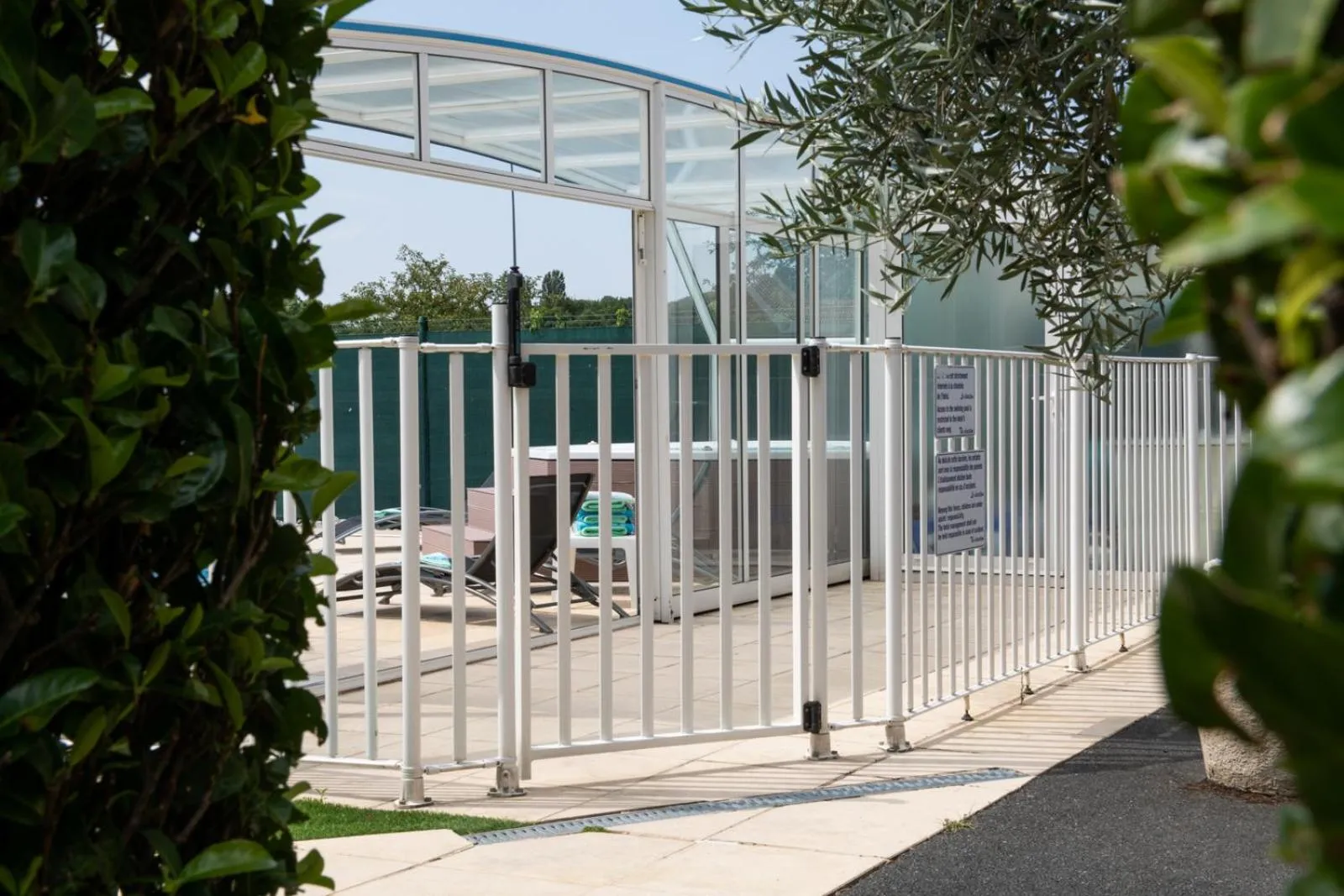 Patio in Logis Hotel Restaurant L'Escapade