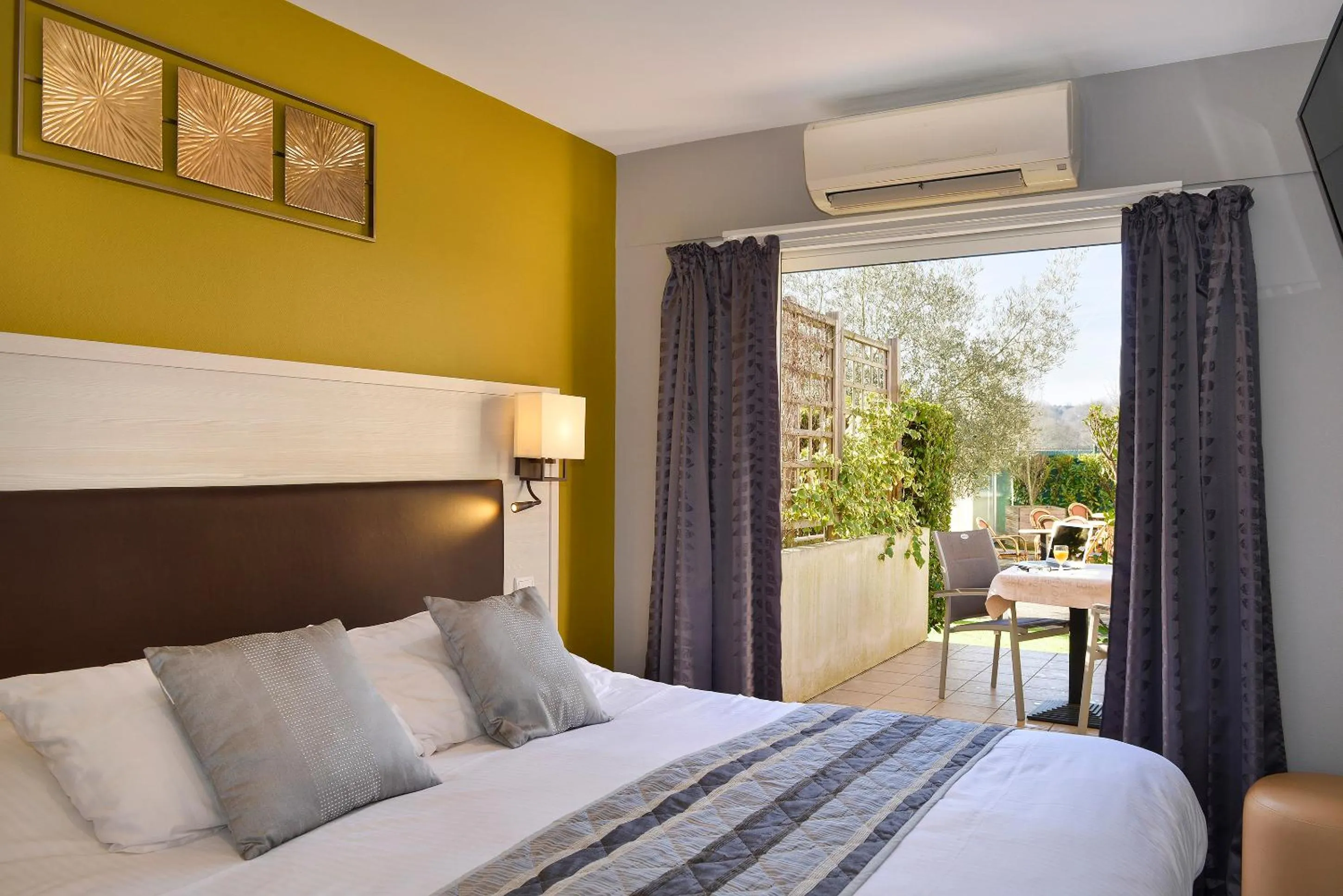 Bed in Logis Hotel Restaurant L'Escapade