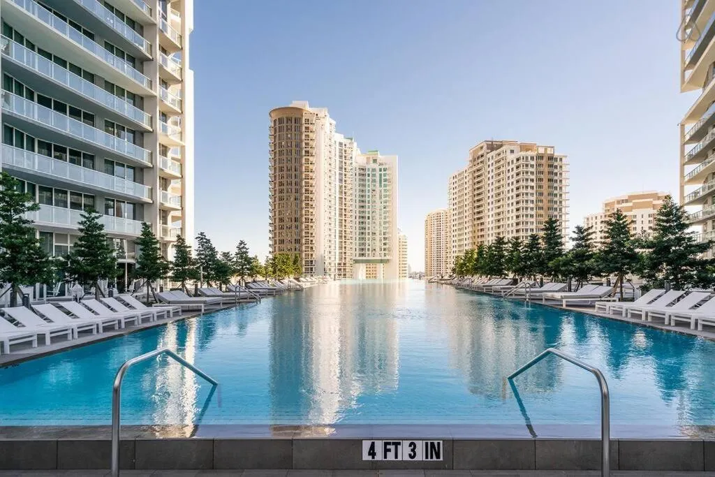 Pool view in ICON Brickell residences