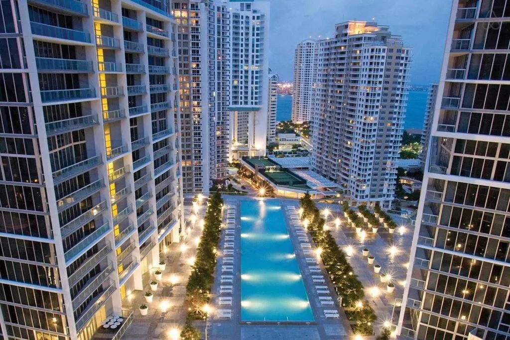Swimming pool in ICON Brickell residences