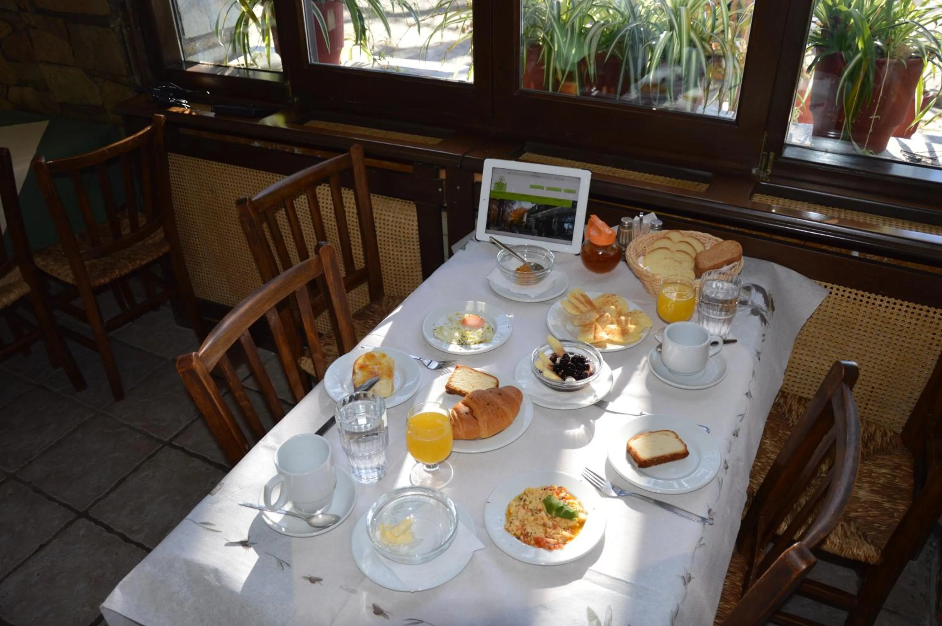 Restaurant/places to eat in Hotel Hani Zisi