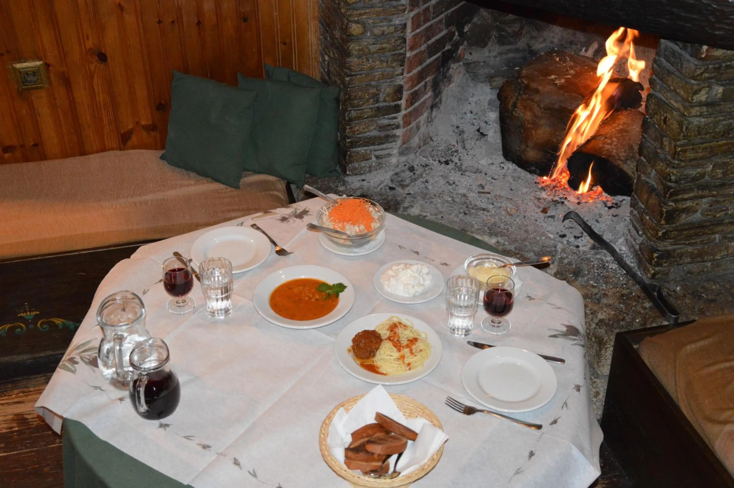 Restaurant/places to eat in Hotel Hani Zisi