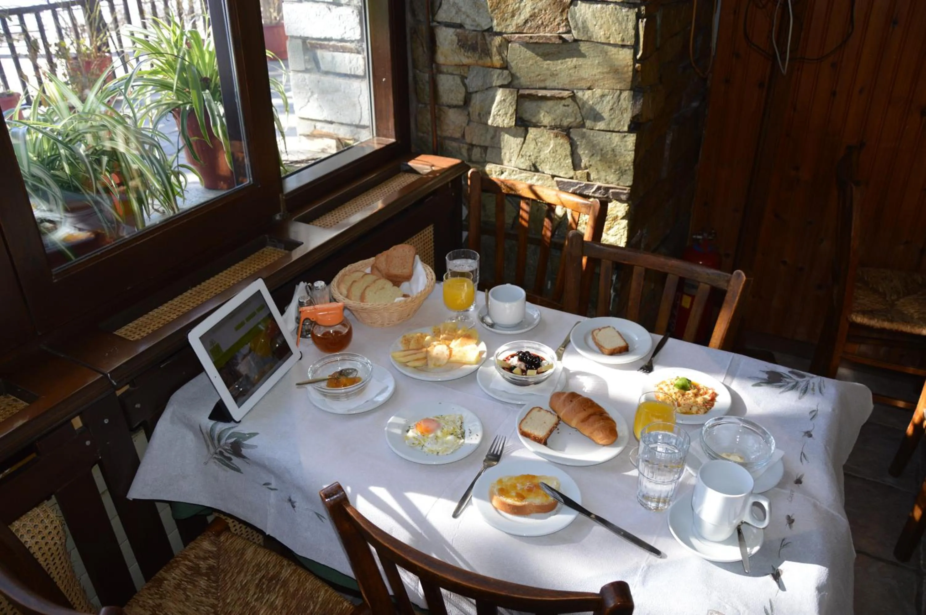 Restaurant/places to eat in Hotel Hani Zisi