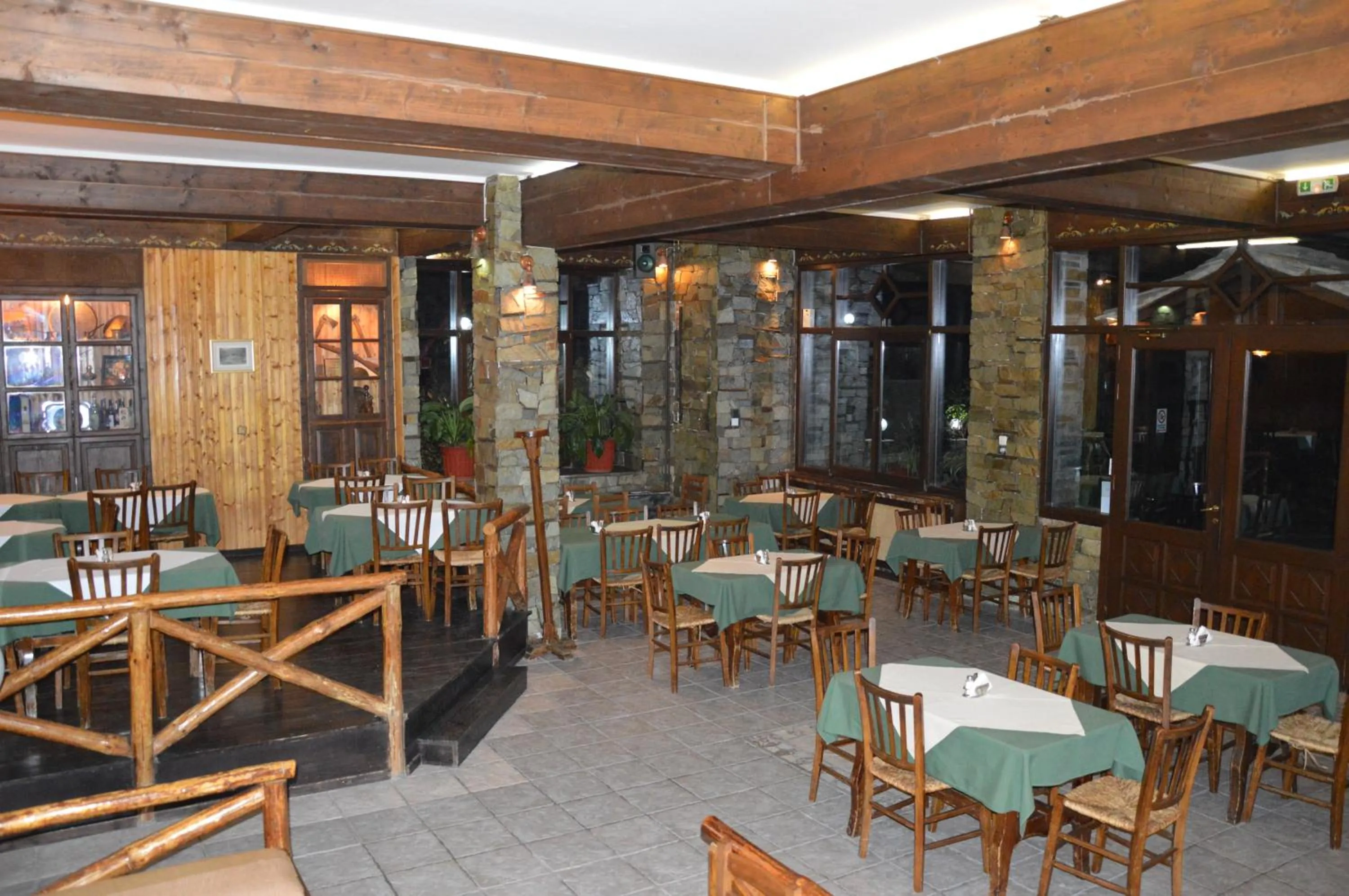 Restaurant/places to eat in Hotel Hani Zisi