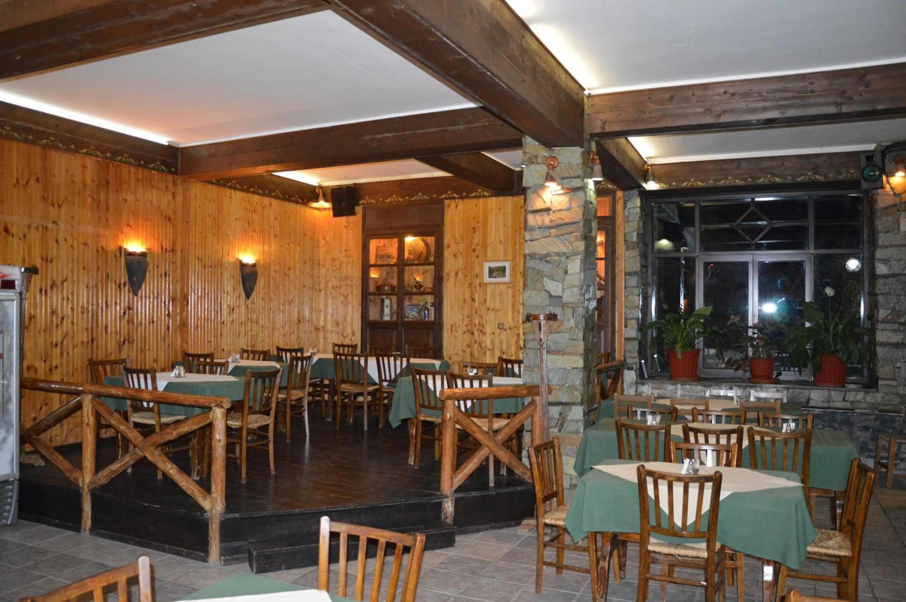 Restaurant/places to eat in Hotel Hani Zisi
