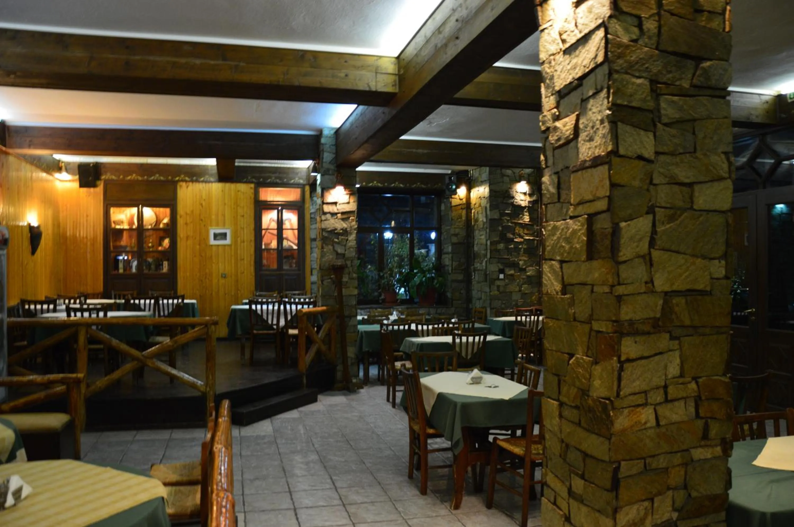Restaurant/places to eat in Hotel Hani Zisi