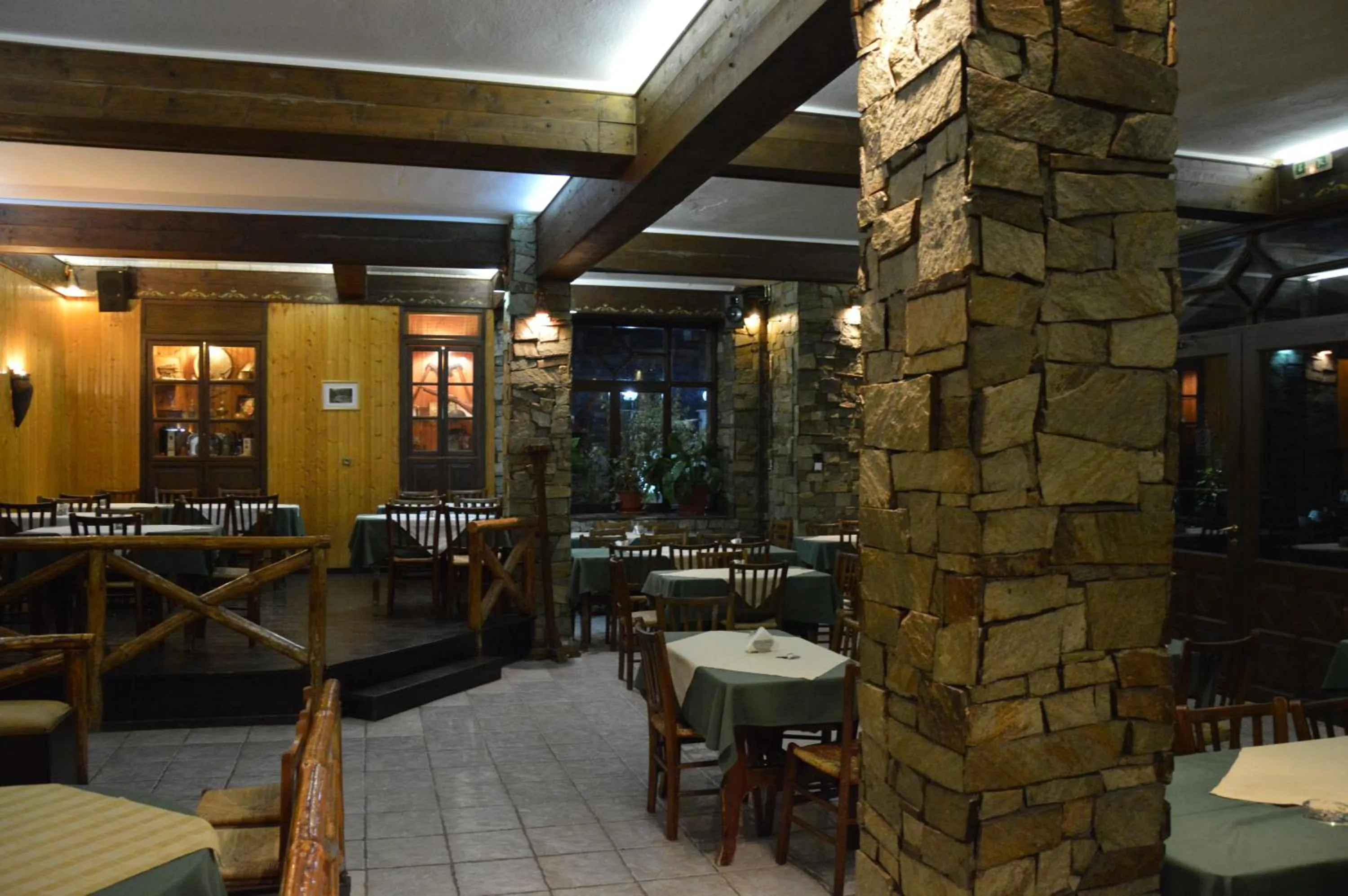 Restaurant/places to eat in Hotel Hani Zisi