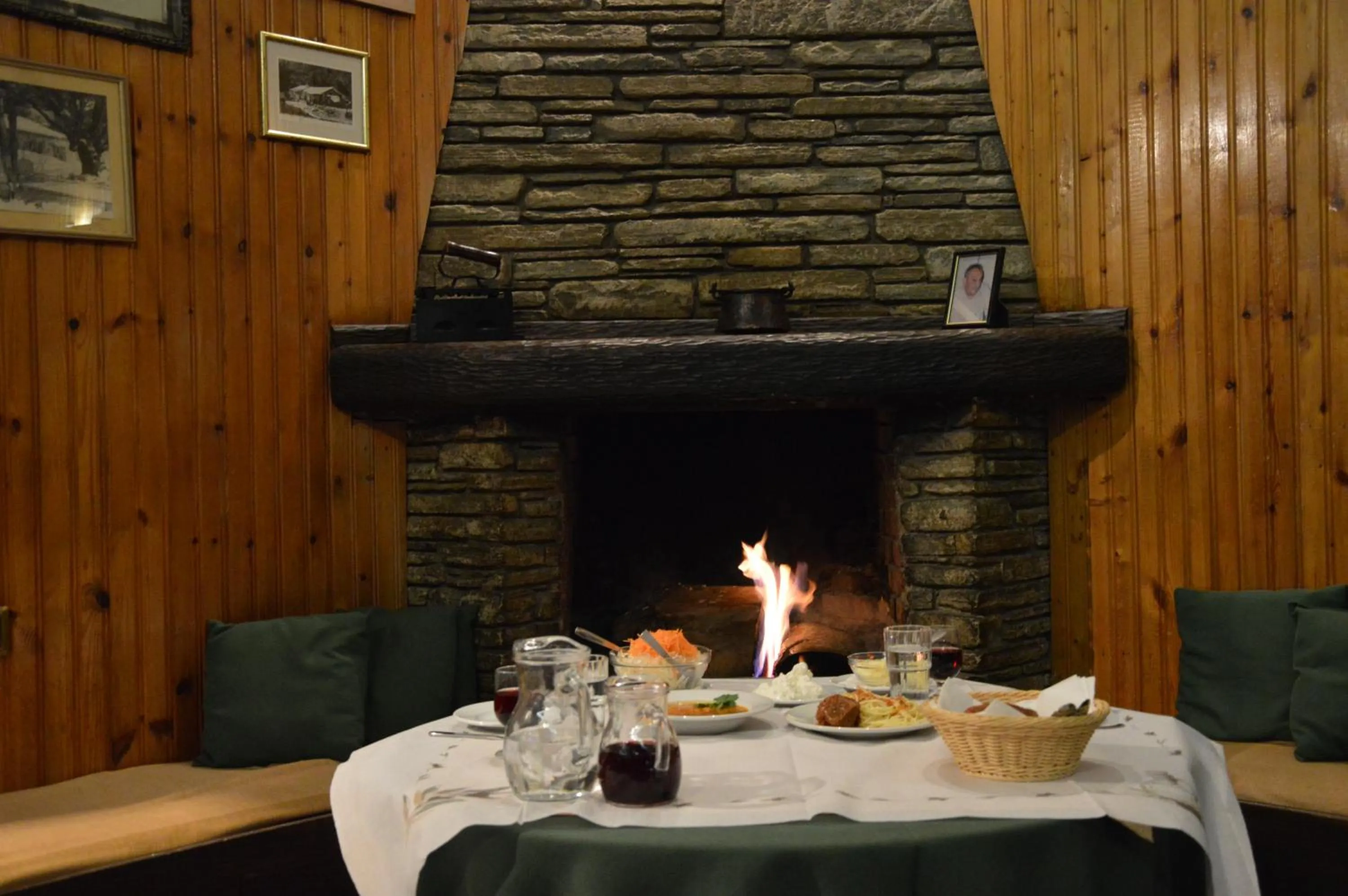 Restaurant/places to eat in Hotel Hani Zisi