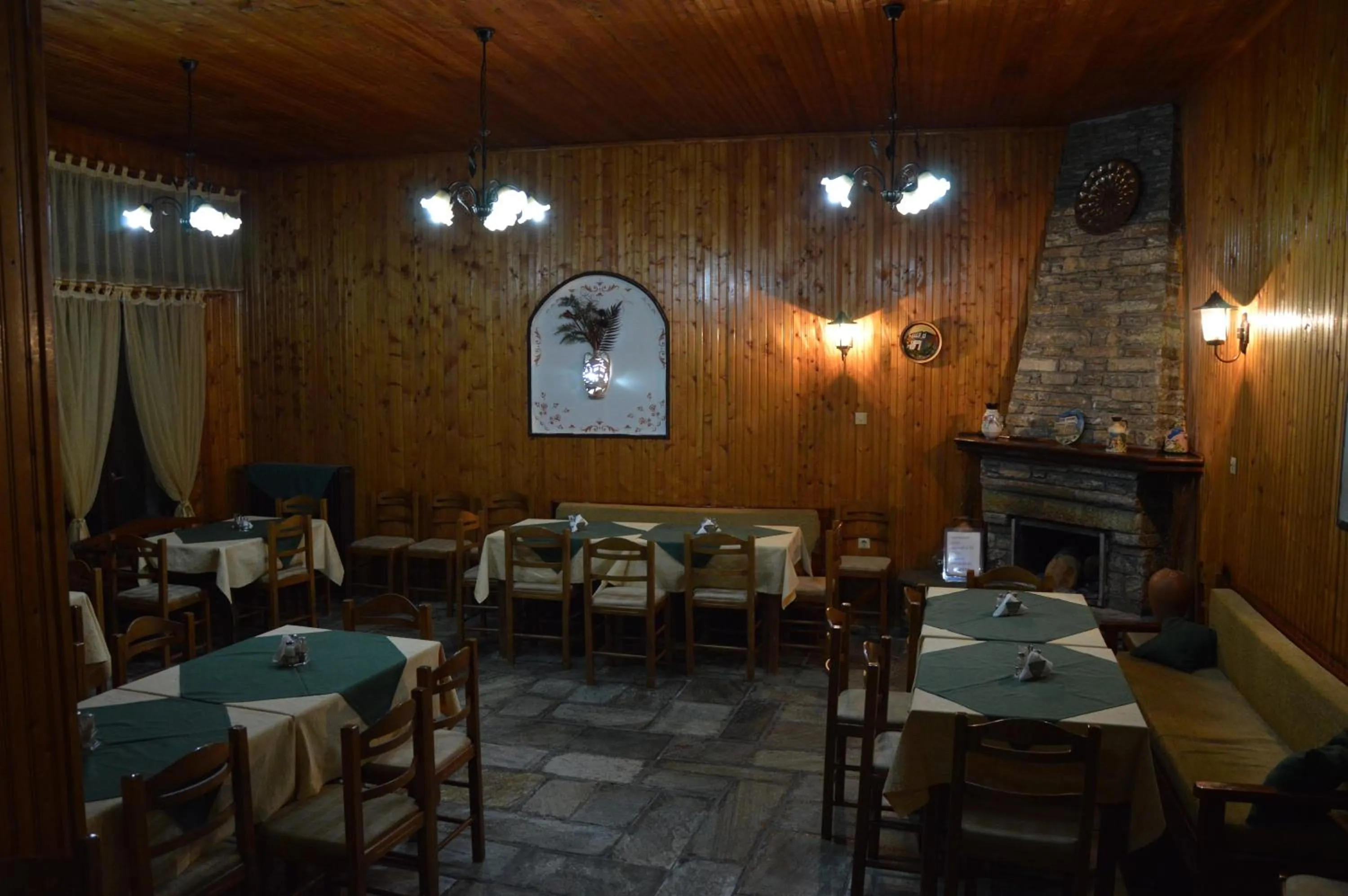 Restaurant/places to eat in Hotel Hani Zisi