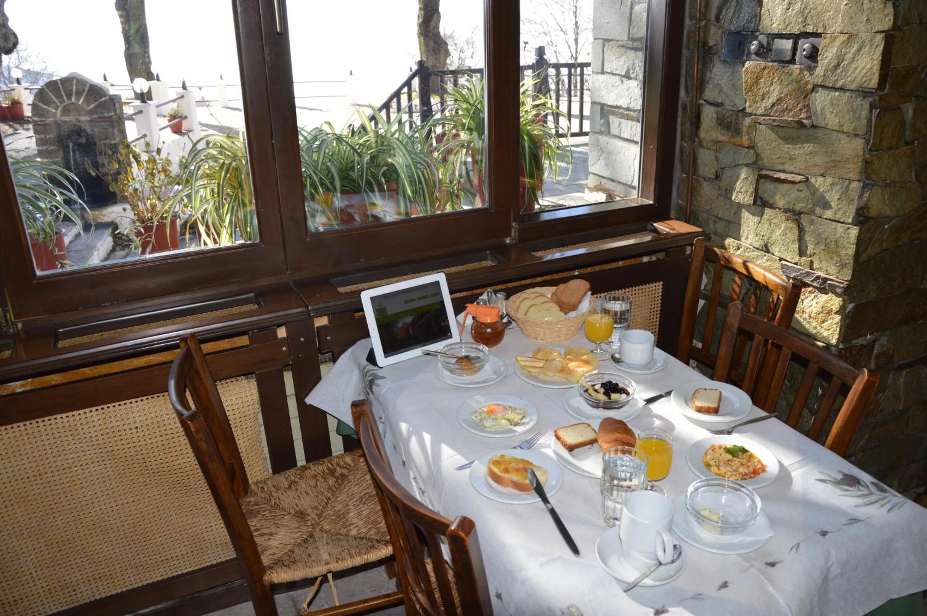 Restaurant/places to eat in Hotel Hani Zisi