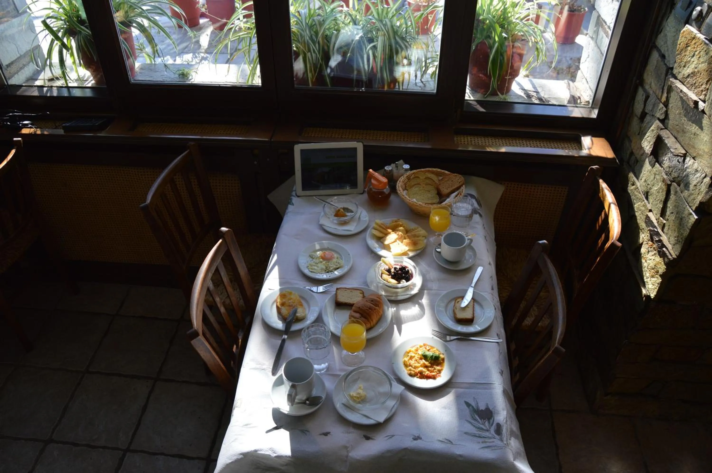 Restaurant/places to eat in Hotel Hani Zisi