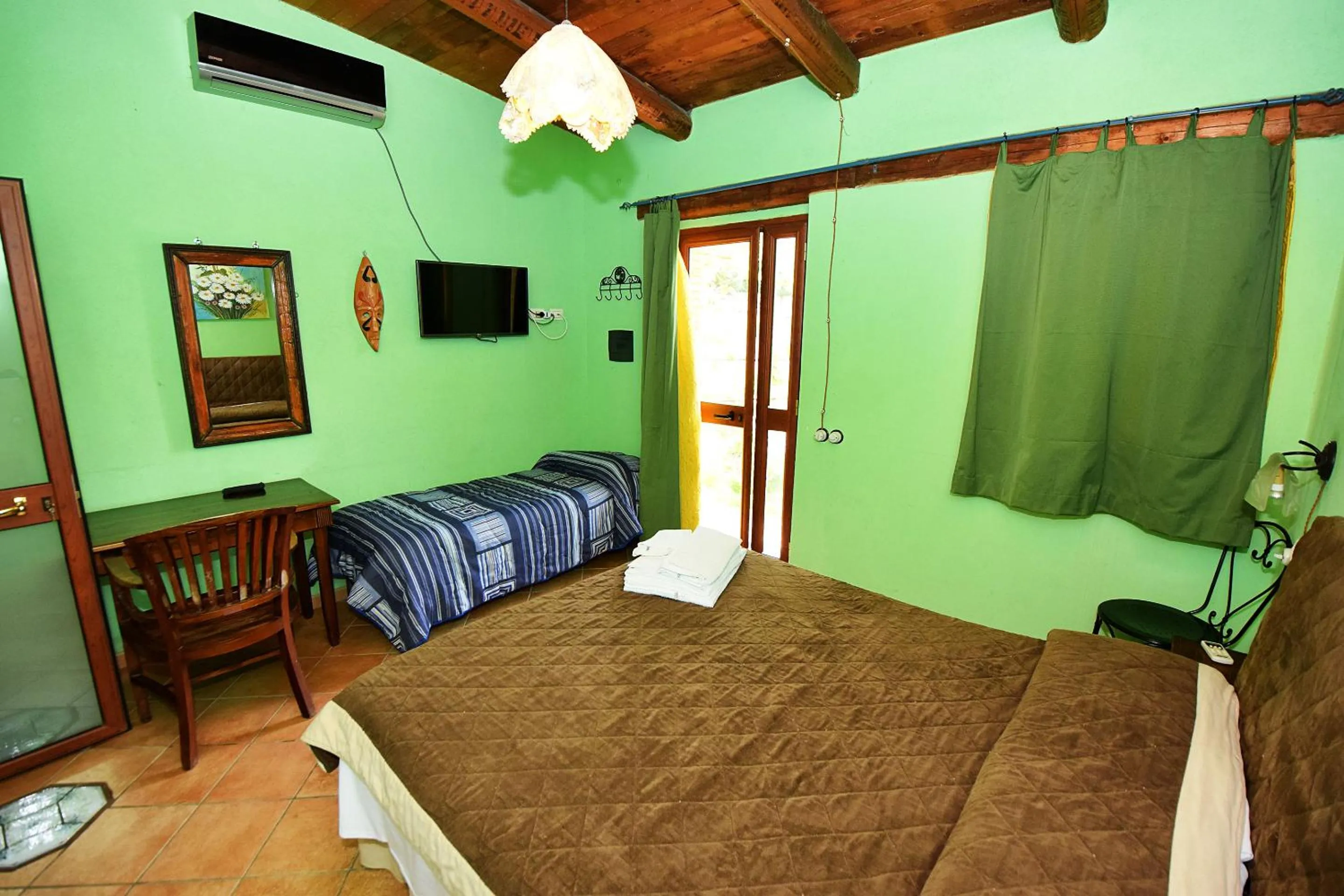 Photo of the whole room, Bed in Giucalem La Casa Negli Orti