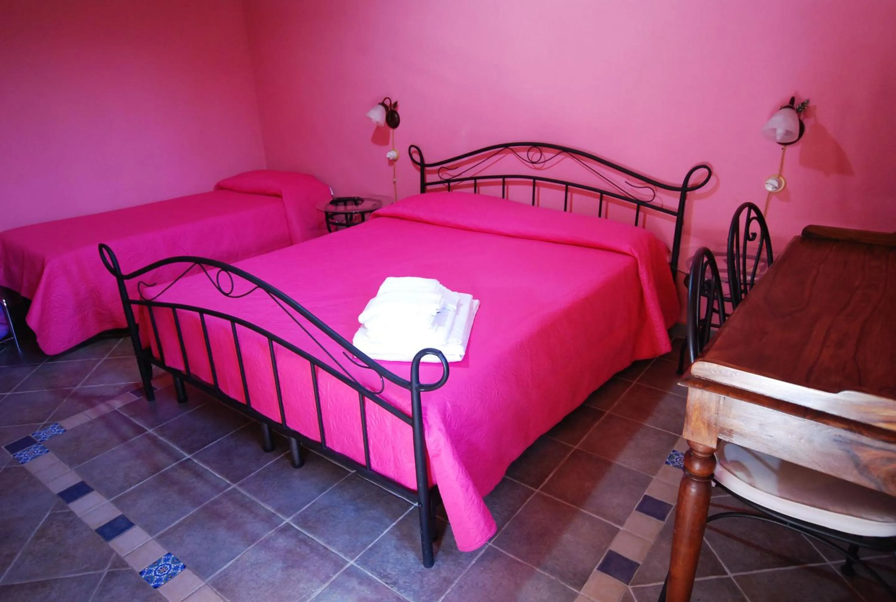 Photo of the whole room, Bed in Giucalem La Casa Negli Orti