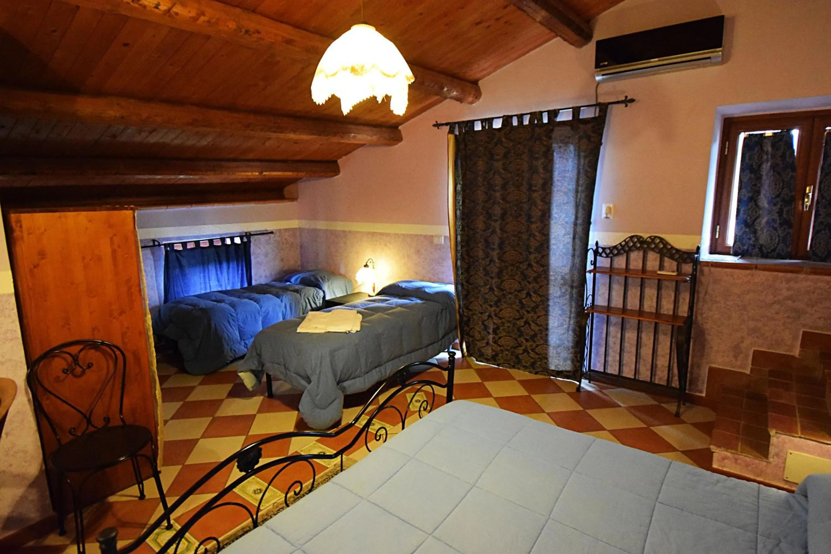 Photo of the whole room, Bed in Giucalem La Casa Negli Orti