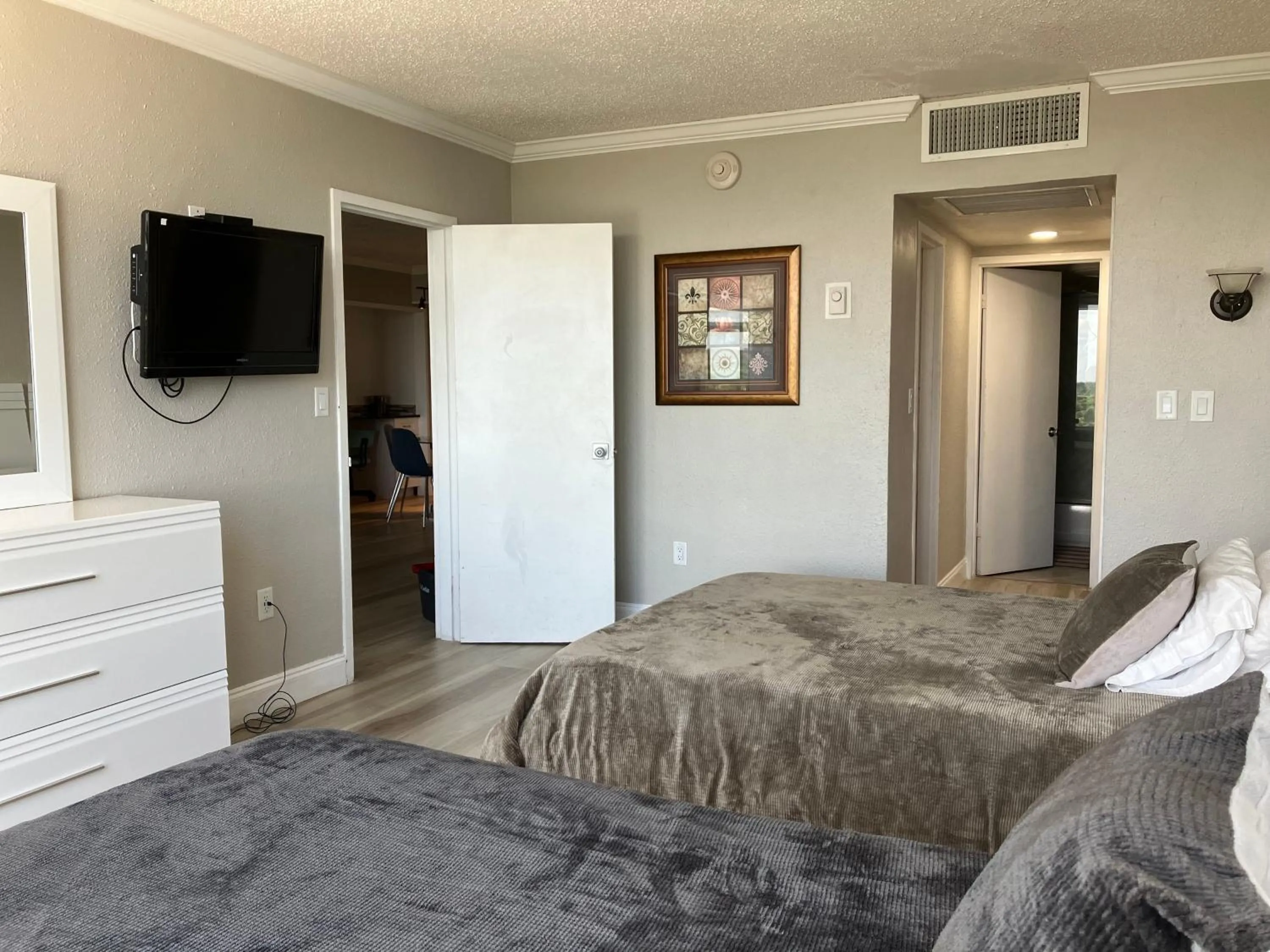 Bed in Oceanview on SAND located in Ocean Manor Resort Fort Lauderdale Beach 2 bed 2 bath spacious corner unit partial ocean view