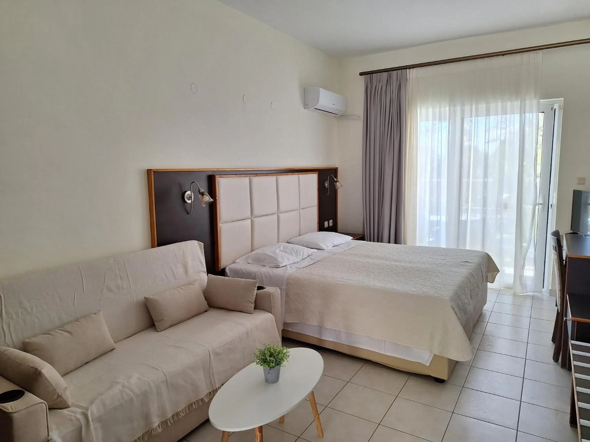 Bed in George Beach Studios