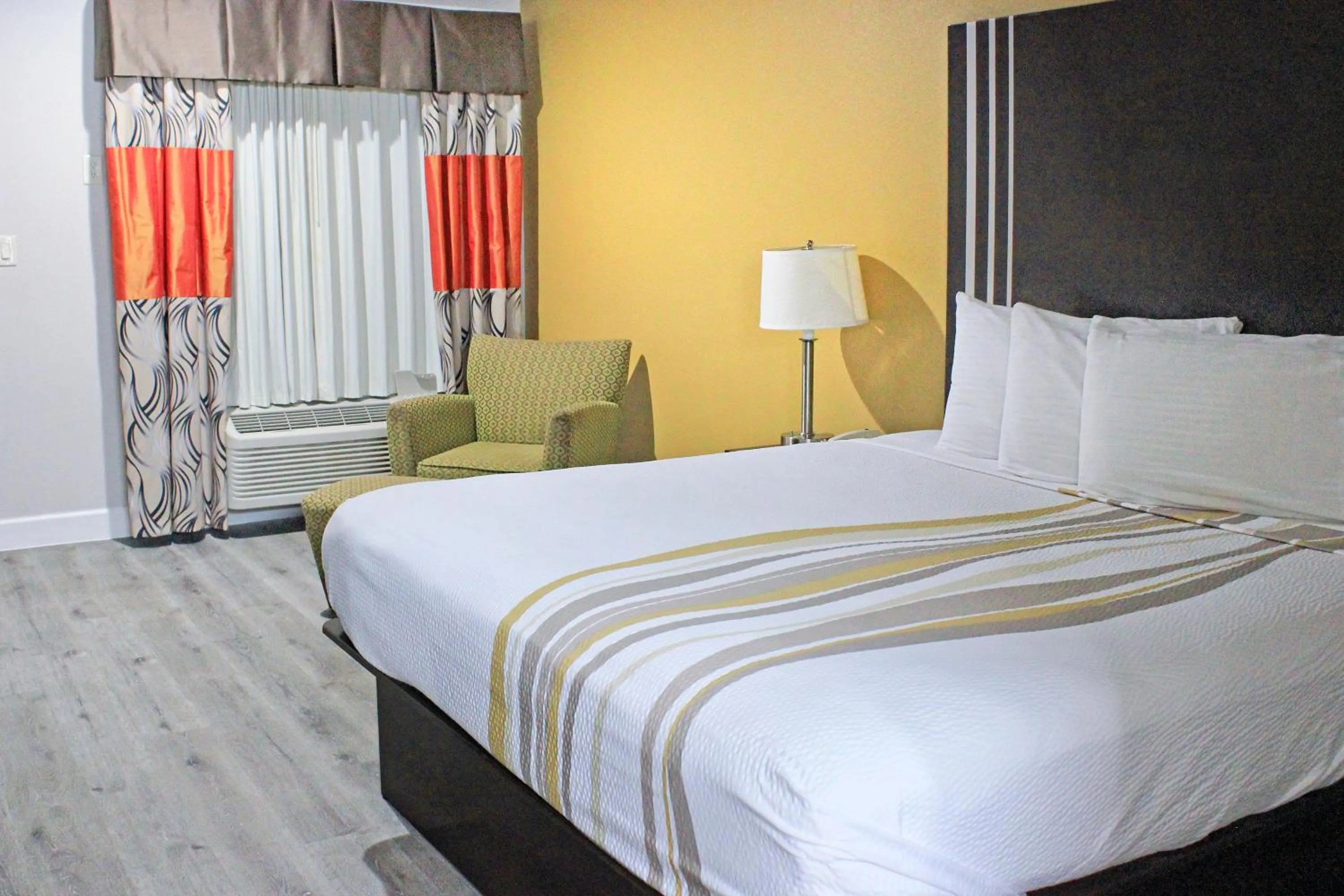 Photo of the whole room, Bed in Palacio Royale Houston NW at Beltway 8