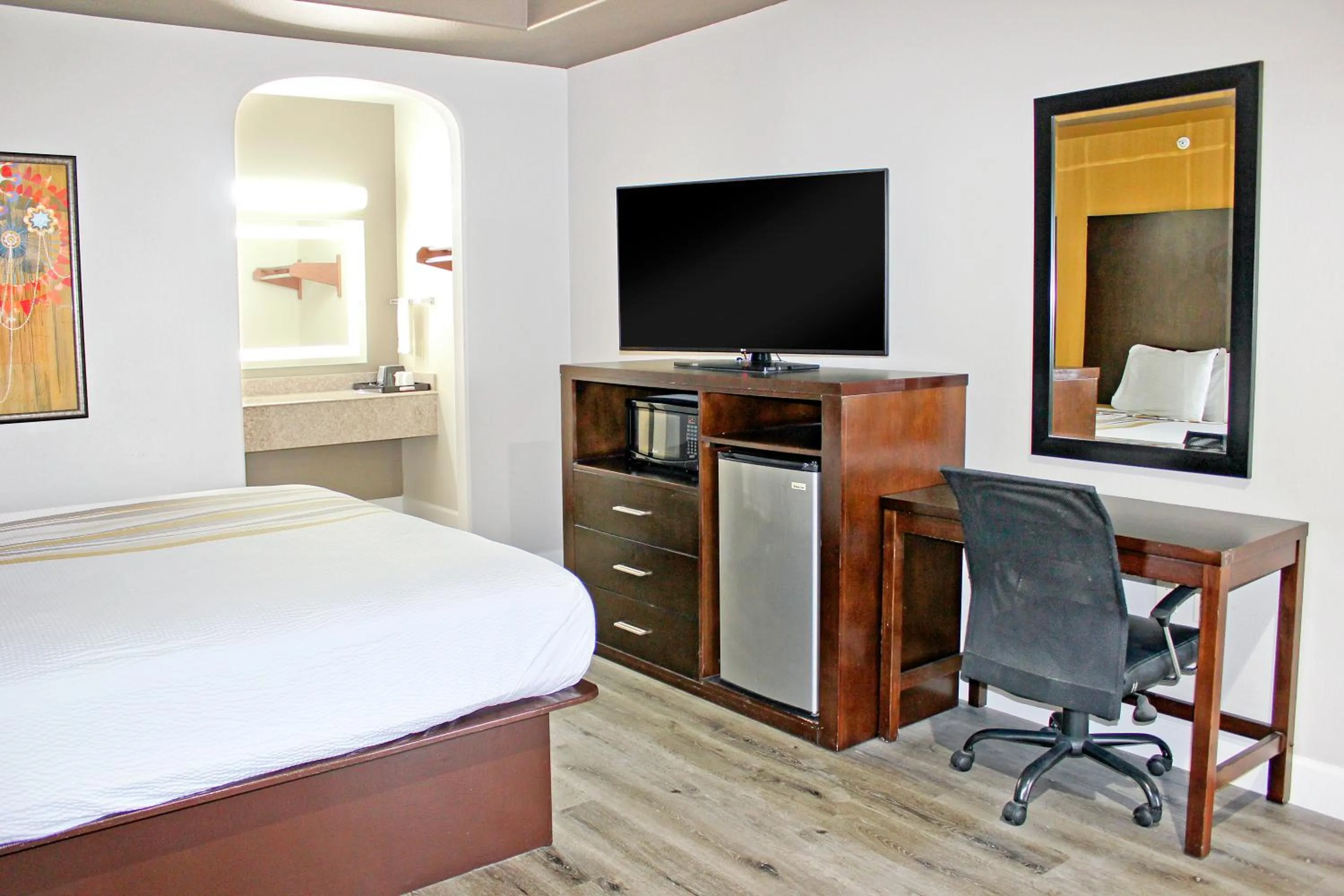 Photo of the whole room, Bed in Palacio Royale Houston NW at Beltway 8