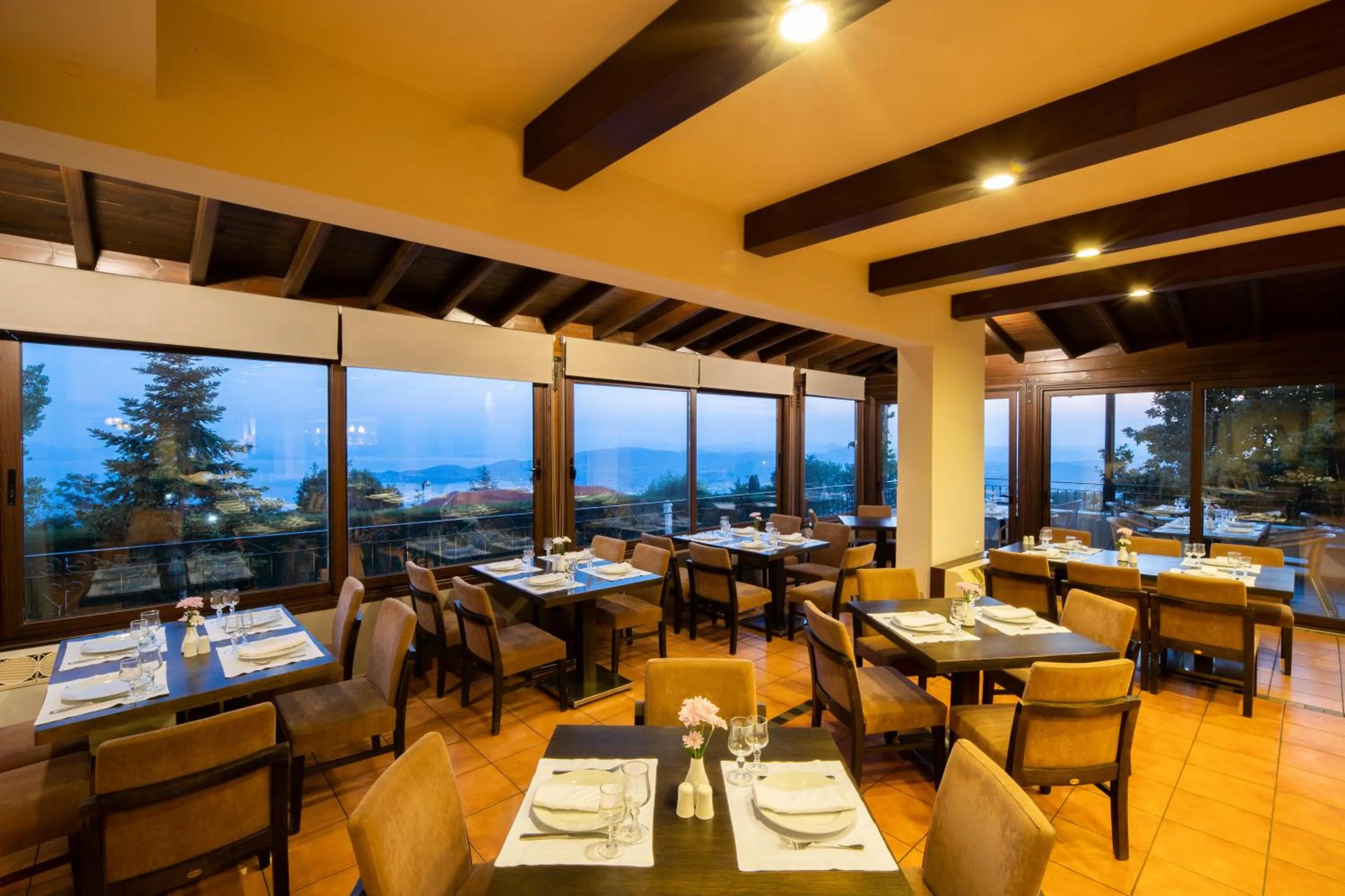 Restaurant/places to eat in Portaria Hotel