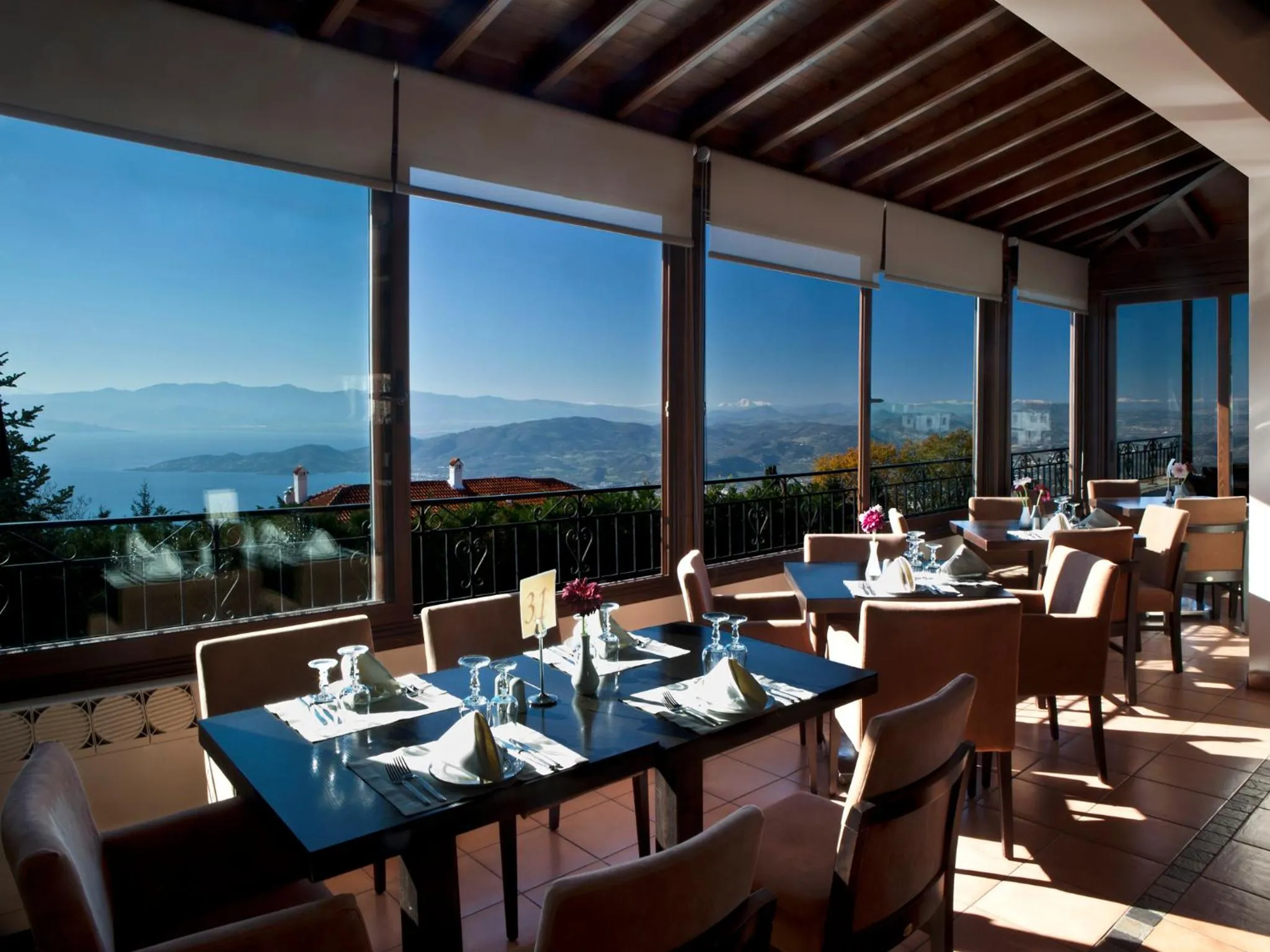 Restaurant/places to eat in Portaria Hotel