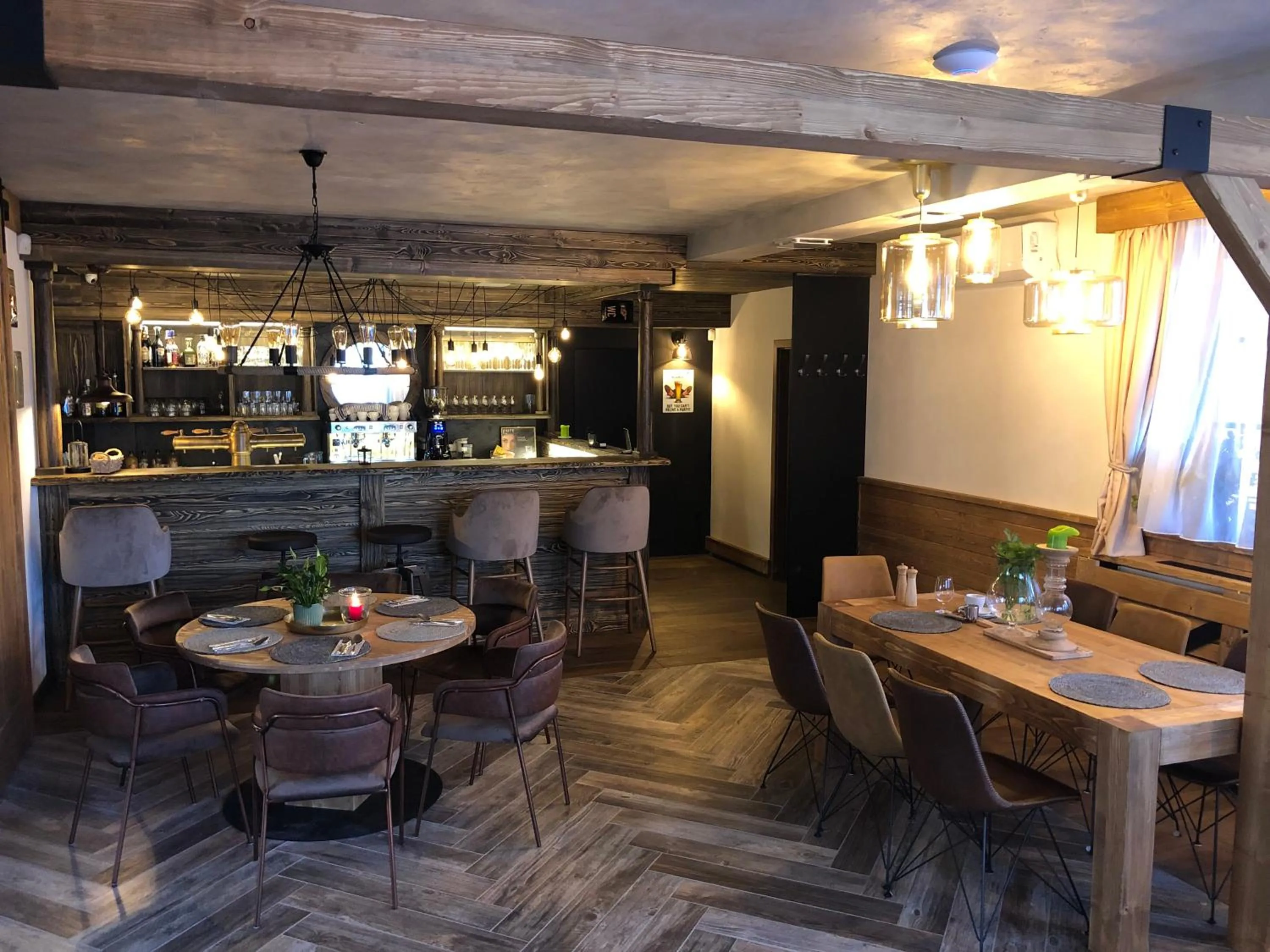 Restaurant/places to eat in Hotel McLimon