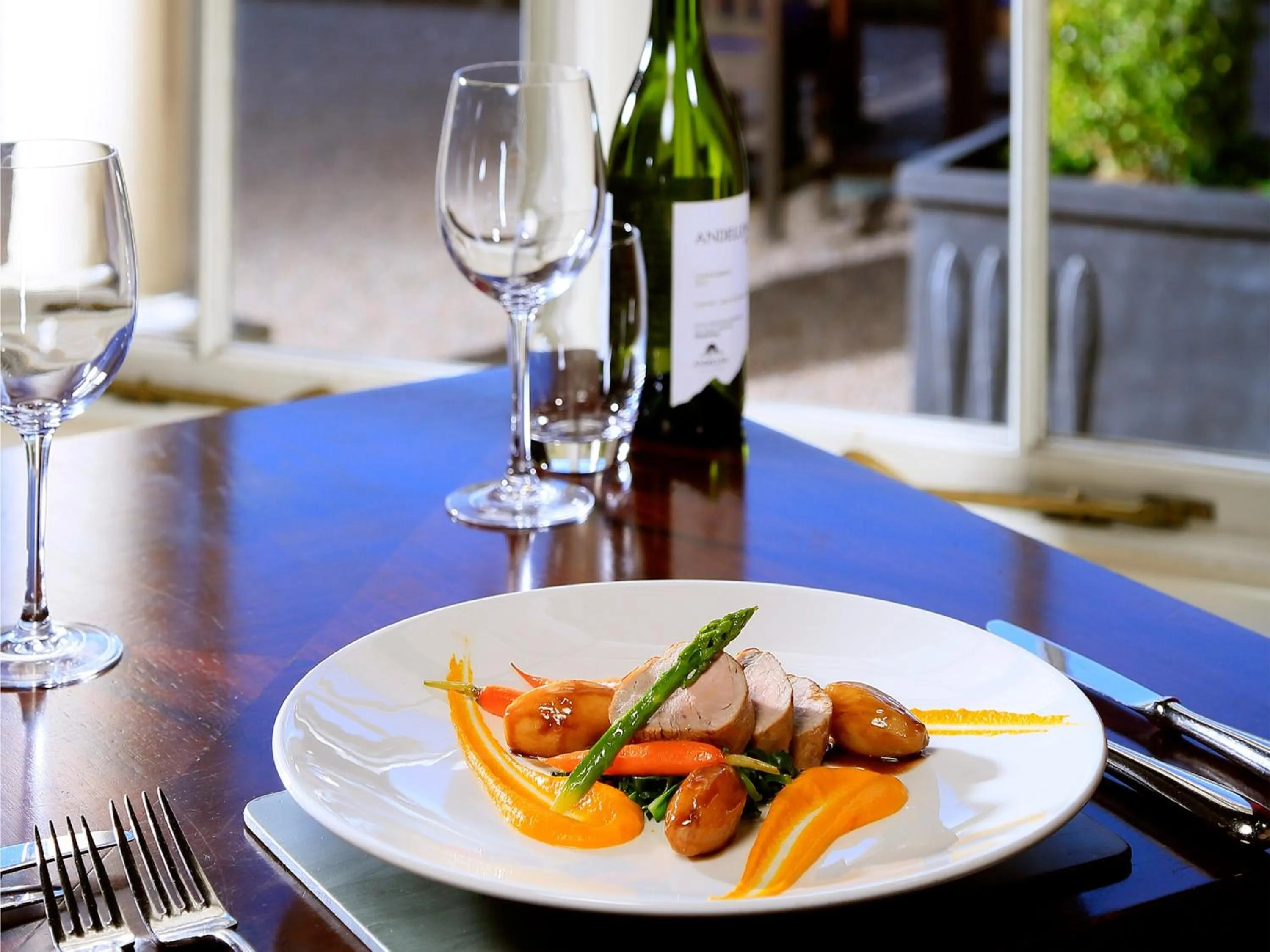 Restaurant/places to eat in Macdonald Leeming House