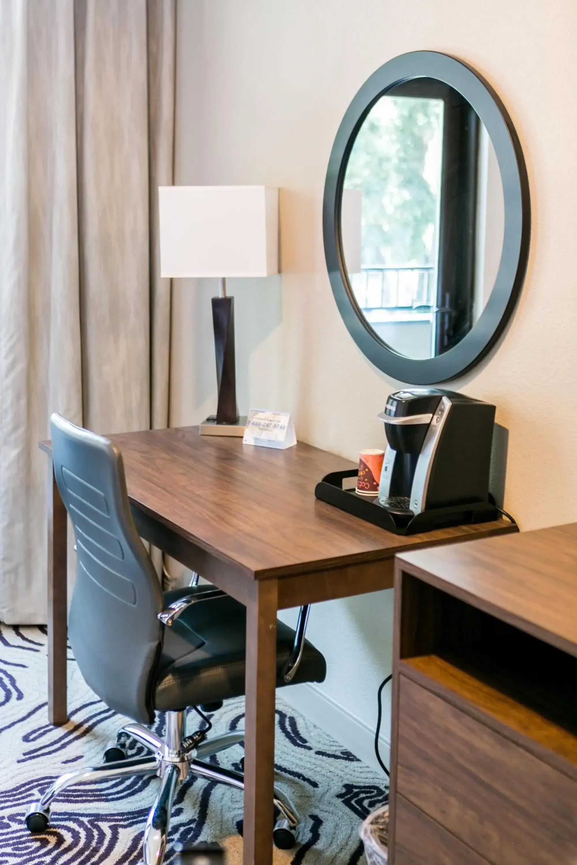 Queen Room with Balcony in Hotel Siri Downtown - Paso Robles Queen Room with Balcony in Hotel Siri Downtown - Paso Robles