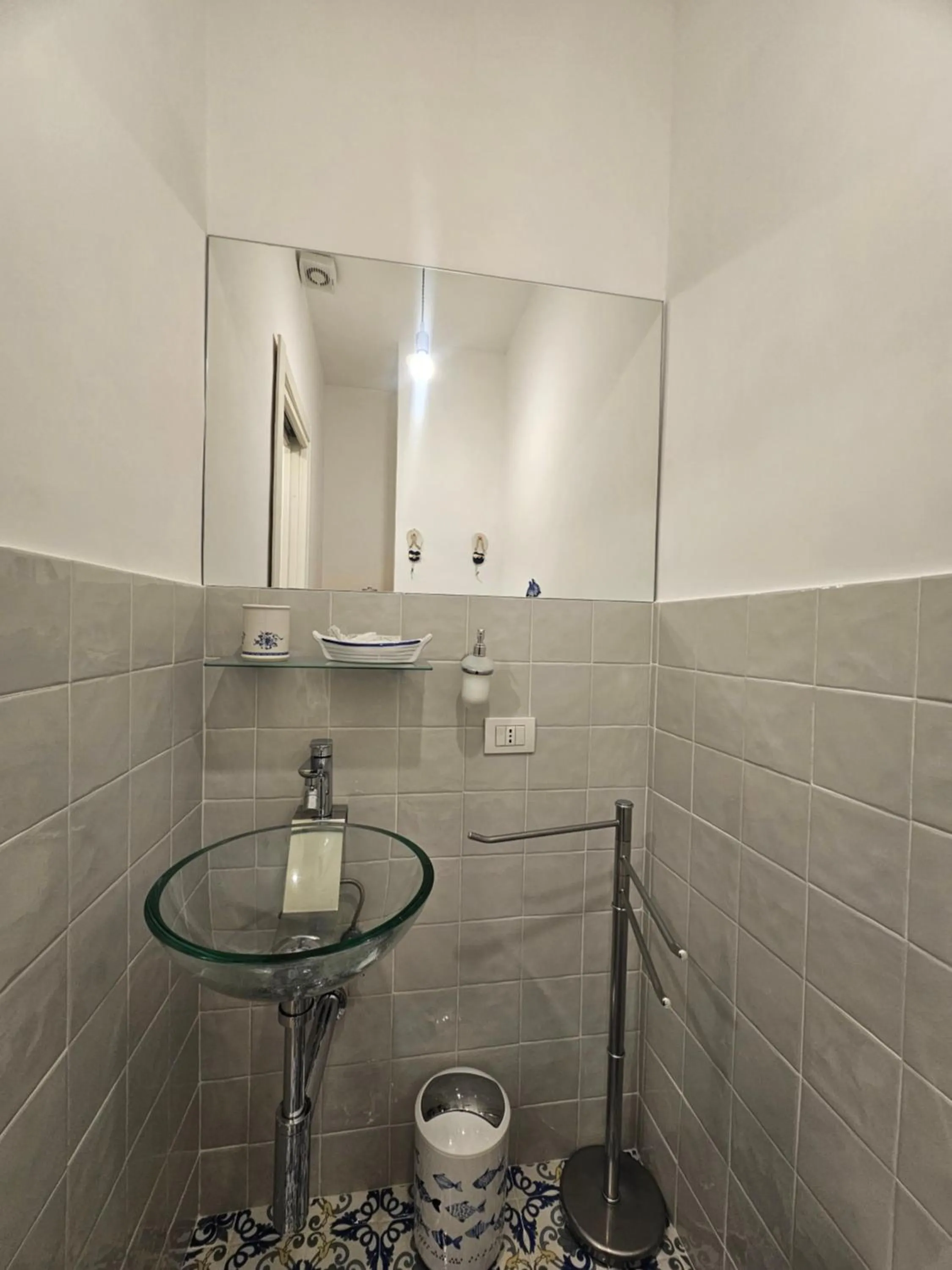 Bathroom in il faro di serapide