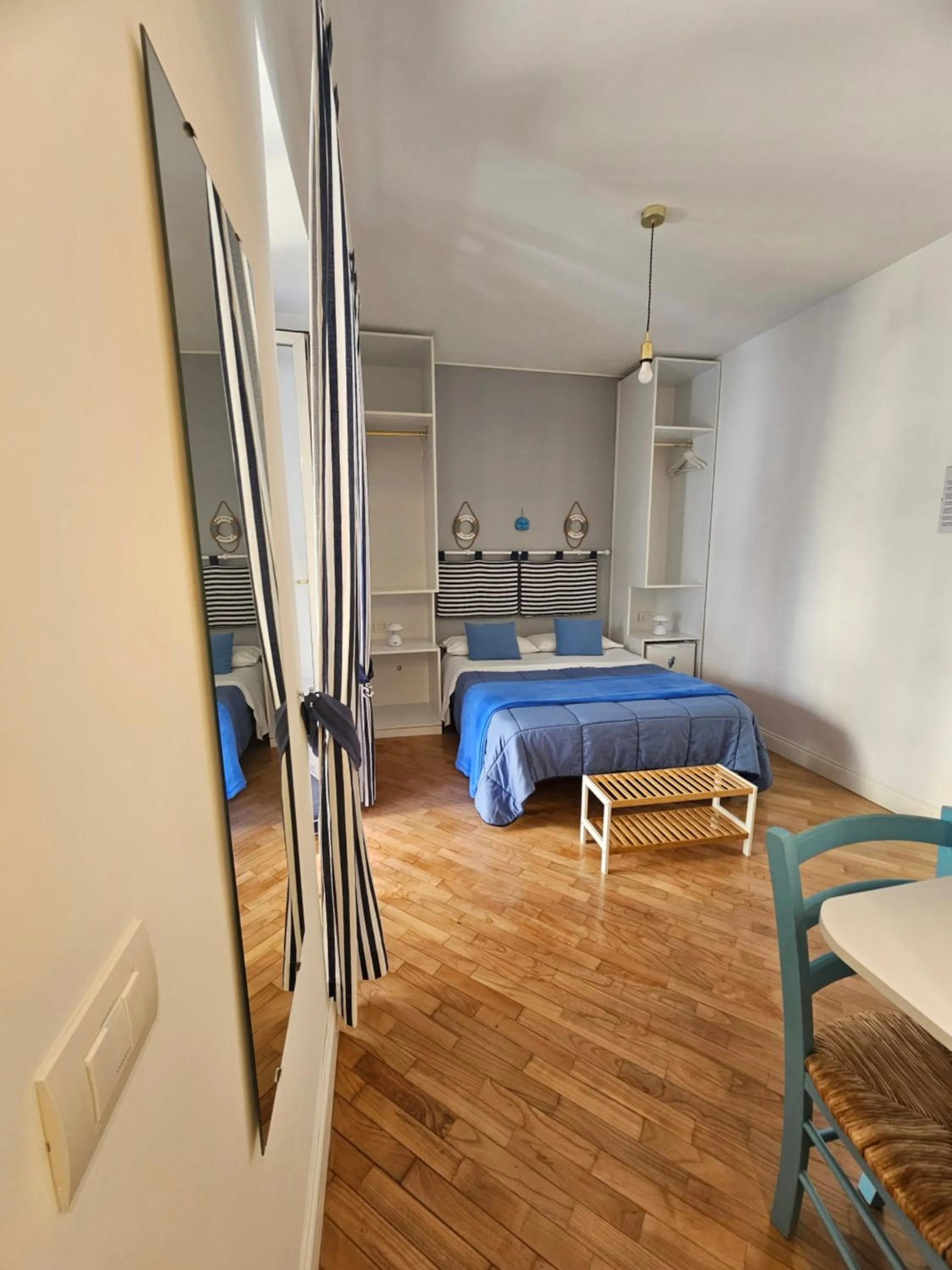 Photo of the whole room, Bed in il faro di serapide