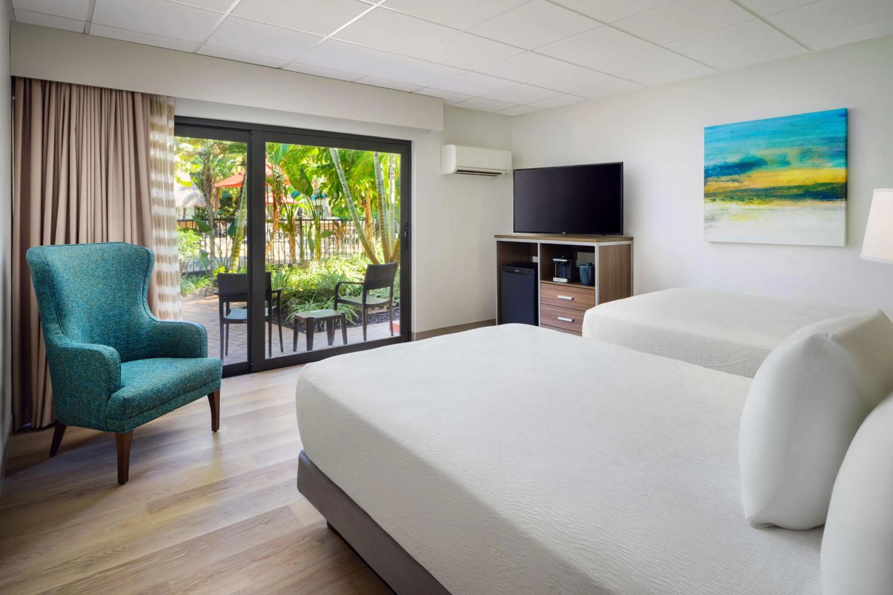 Patio, Bed in Best Western Naples Inn & Suites