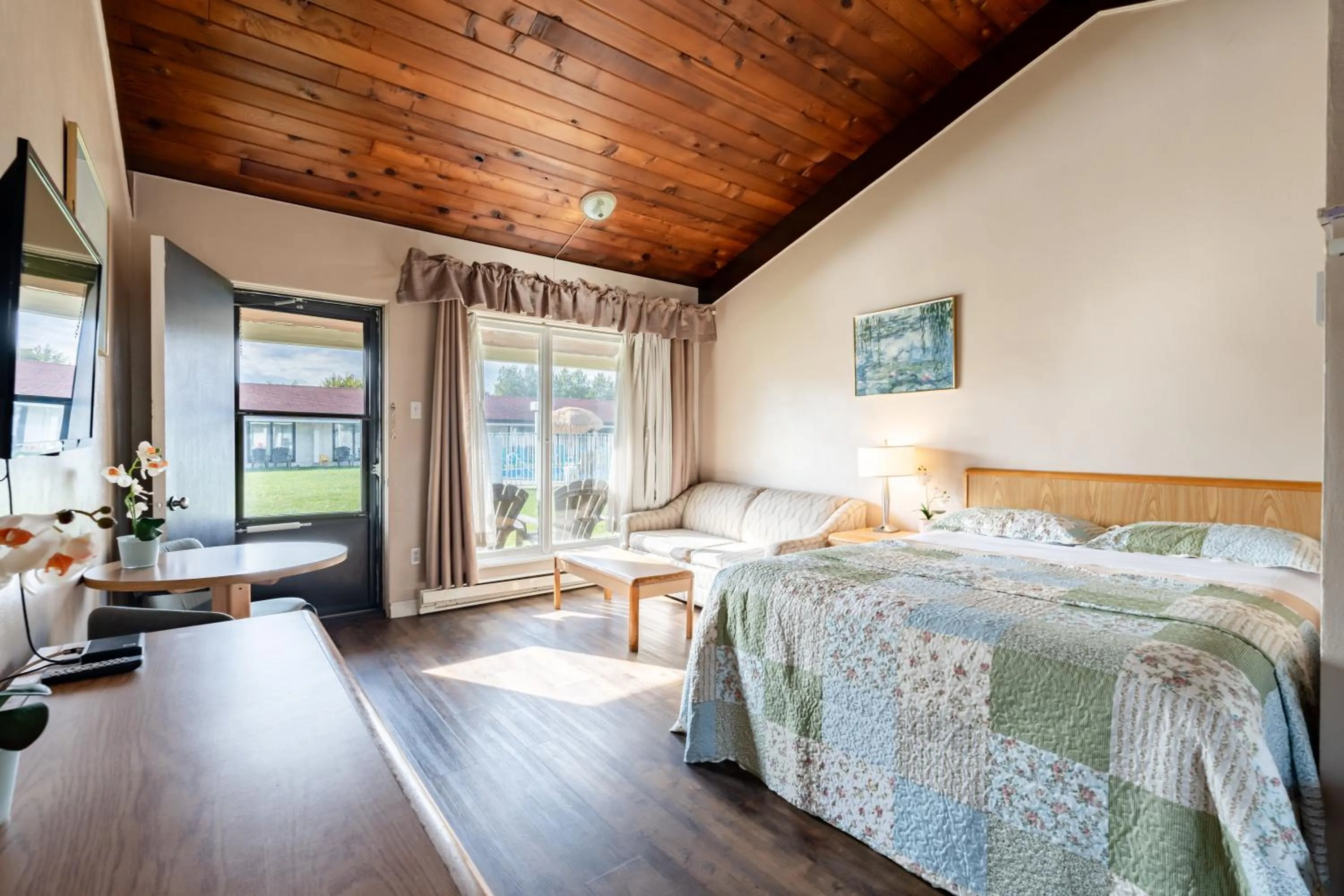 Photo of the whole room, Bed in Hotel Motel Bonsoir