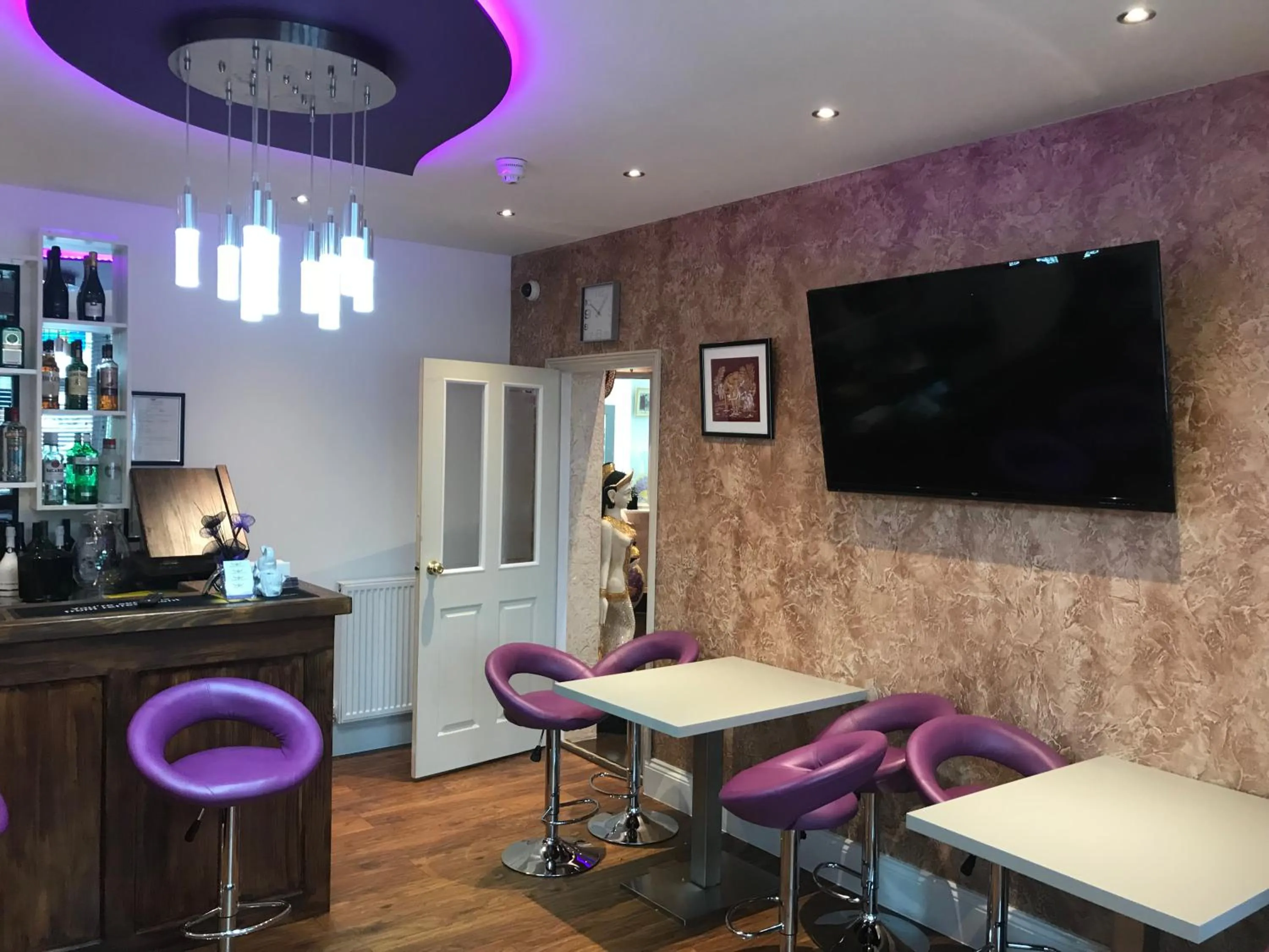 Lounge or bar in Loughborough Grange Guesthouse & Spa Treatments