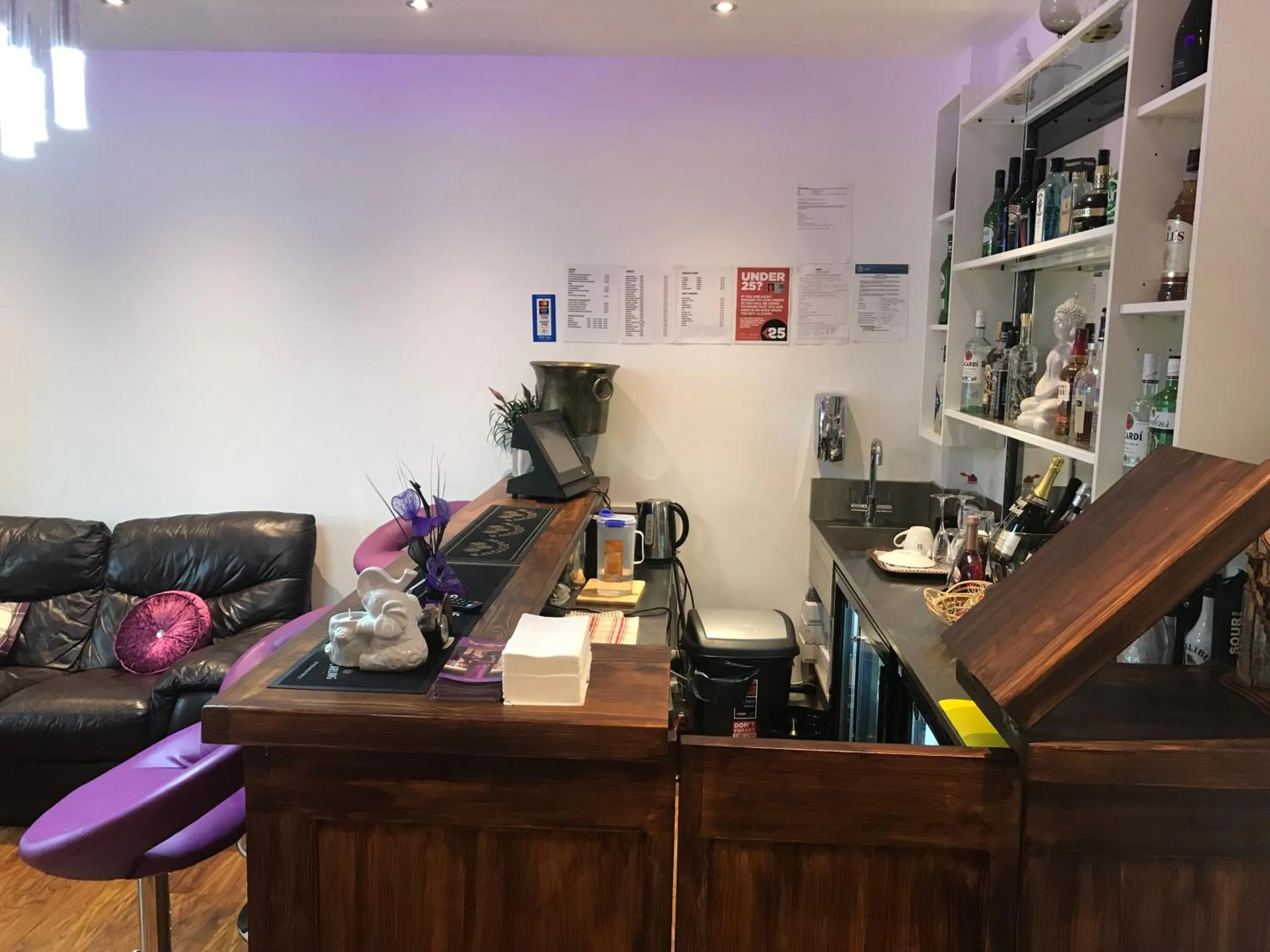 Lounge or bar in Loughborough Grange Guesthouse & Spa Treatments