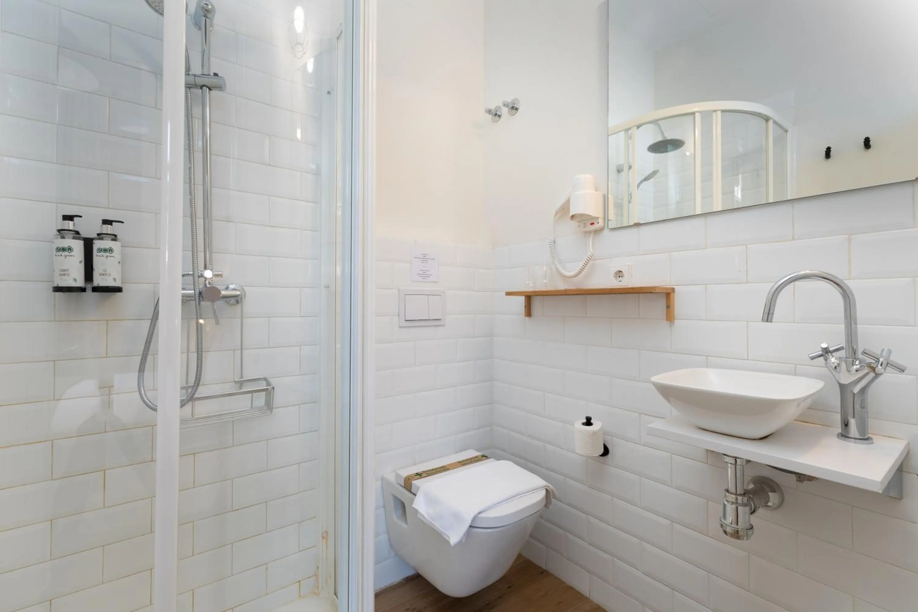 Shower in Casa del Patriarca