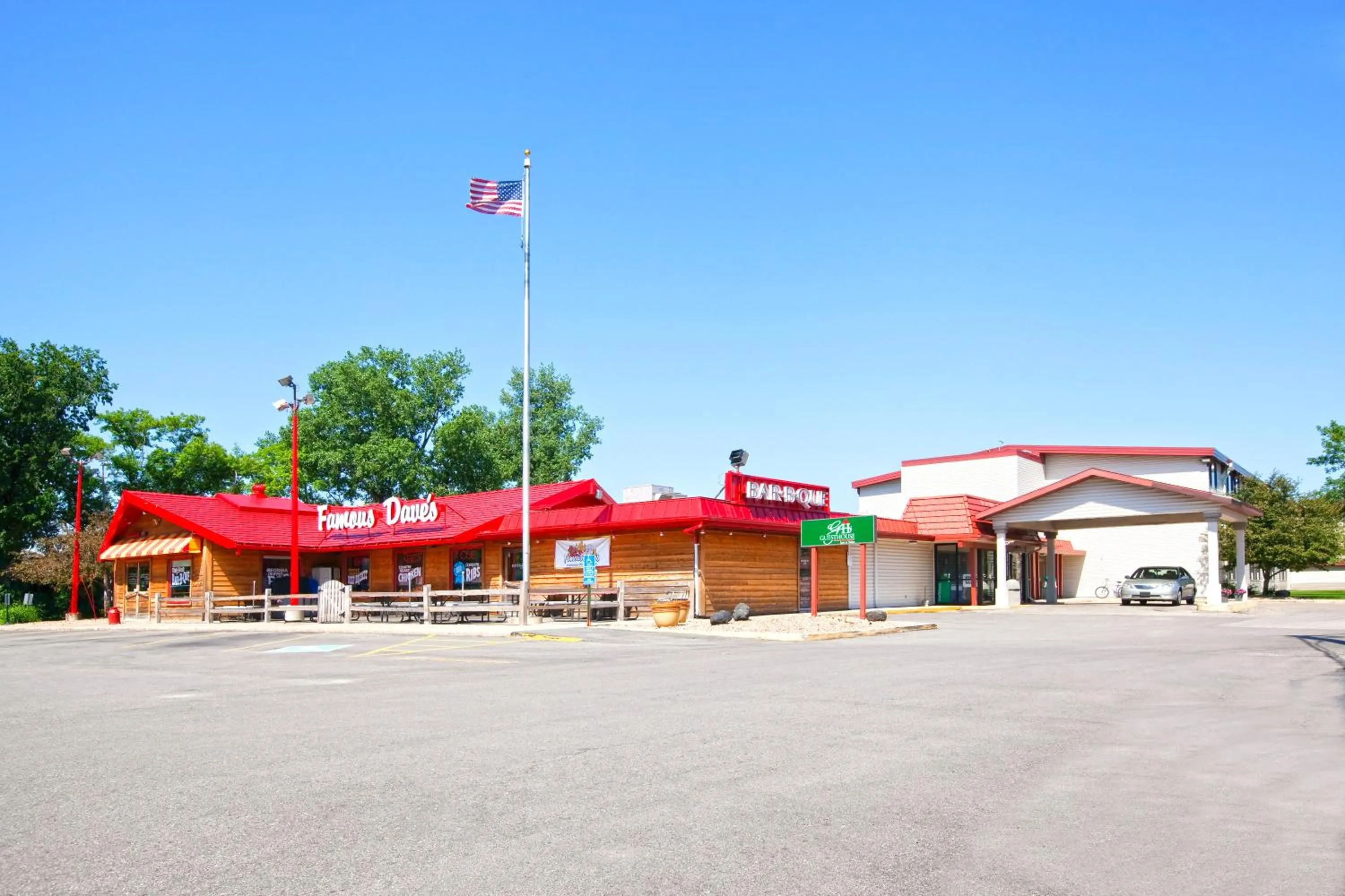 Restaurant/places to eat in GuestHouse Inn & Suites Rochester