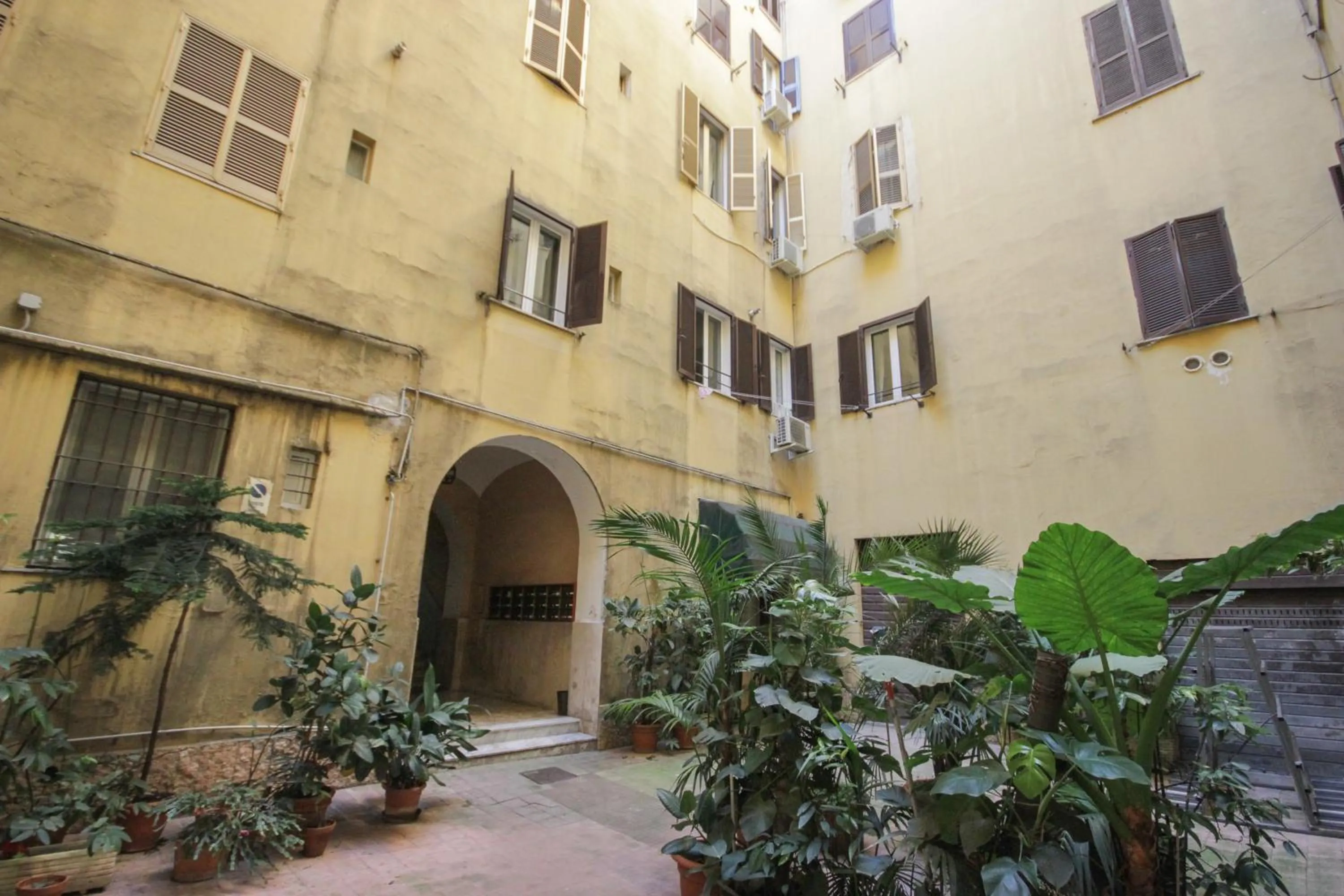 Facade/entrance in Home Vaticano 50 steps from Museum