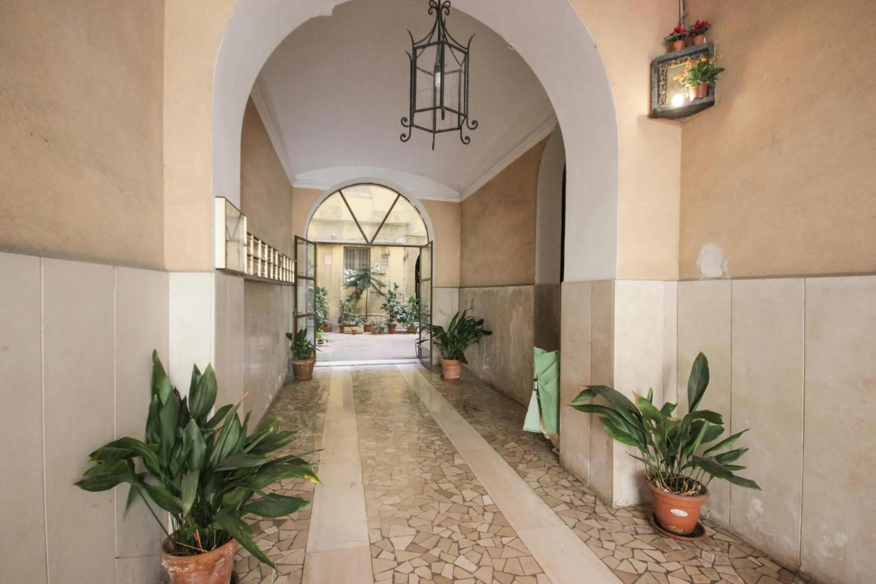 Facade/entrance in Home Vaticano 50 steps from Museum