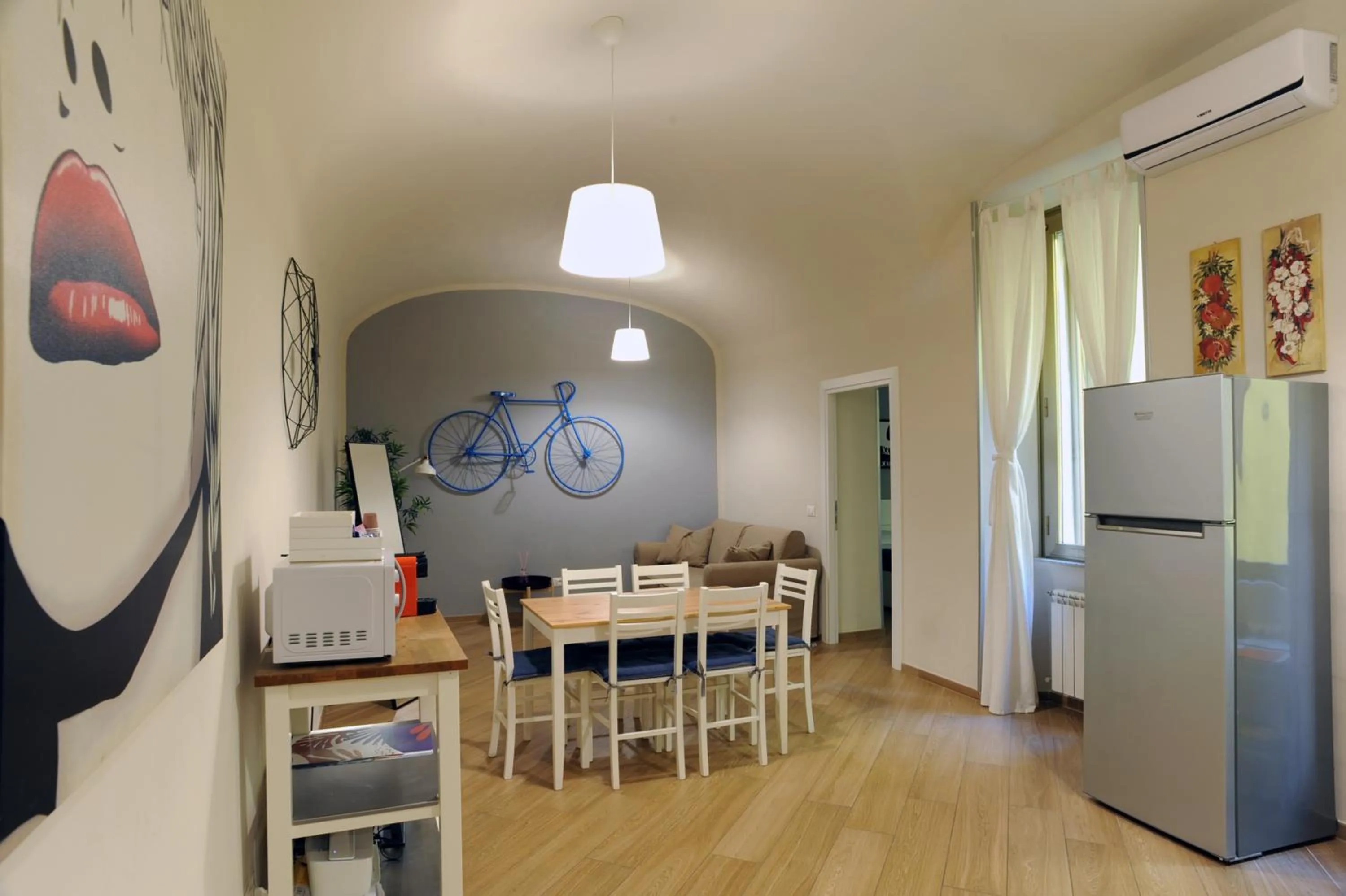 Dining area in Home Vaticano 50 steps from Museum