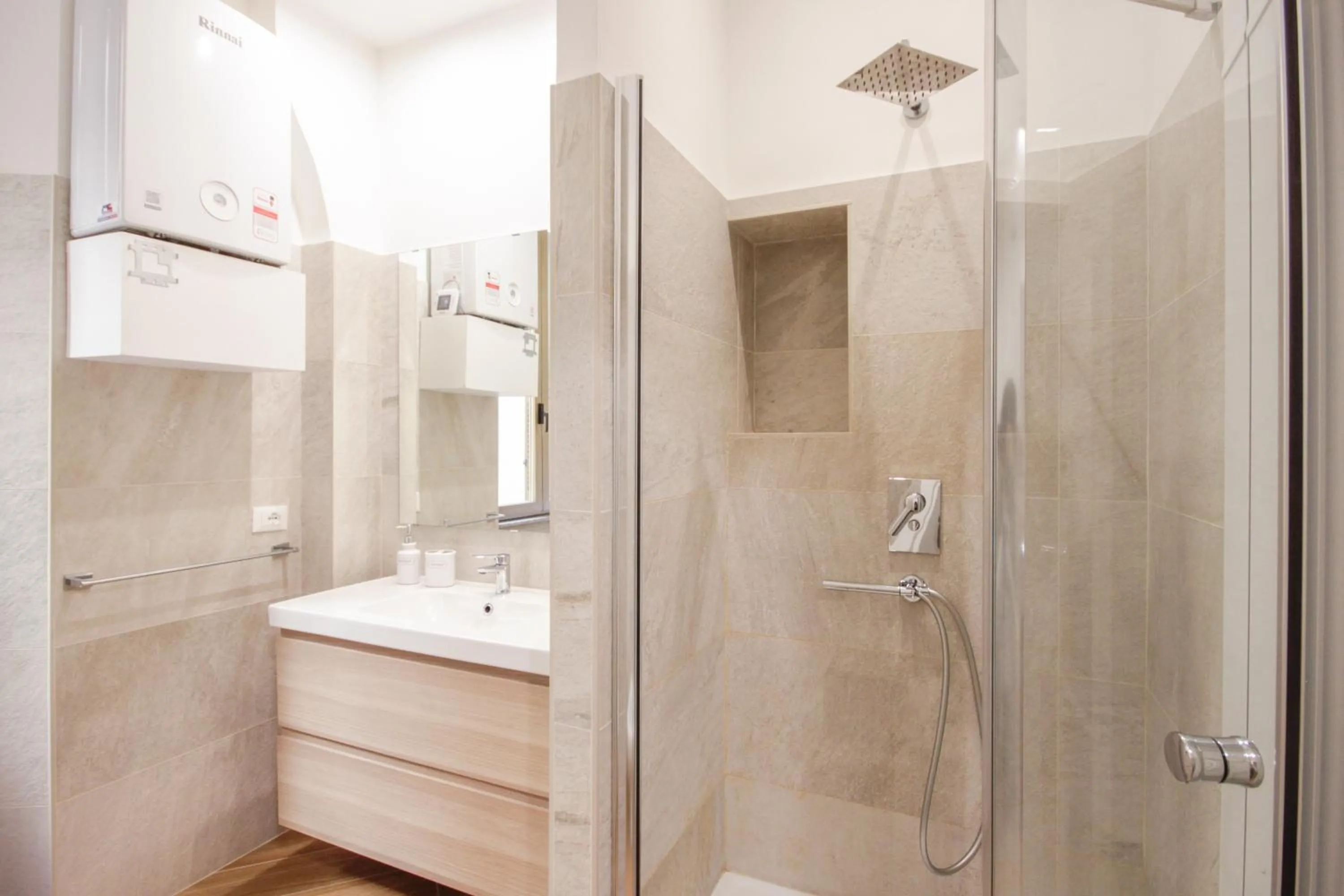 Shower in Home Vaticano 50 steps from Museum