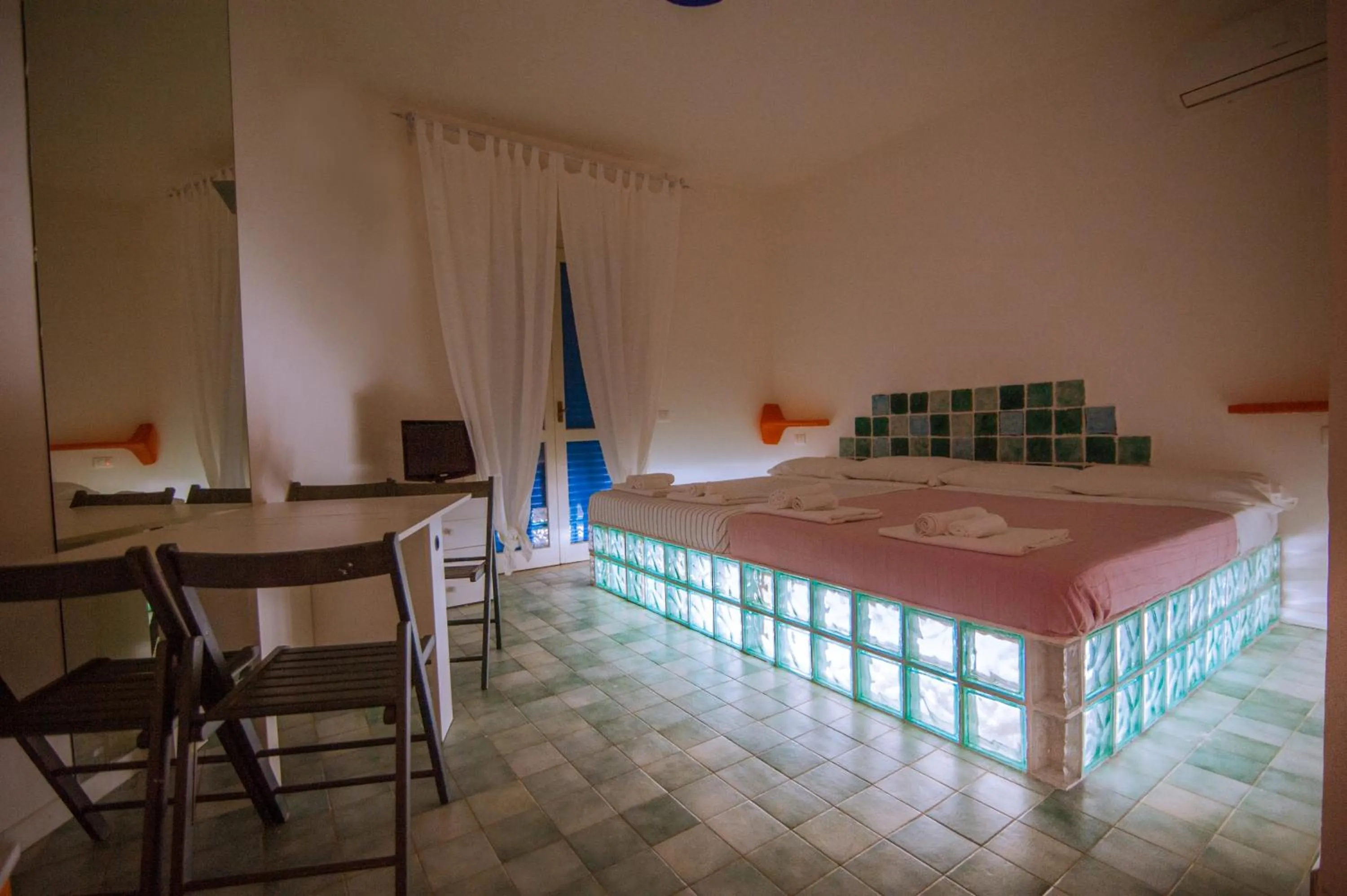 Photo of the whole room, Bed in Suite House L'Isola Che Non C'è