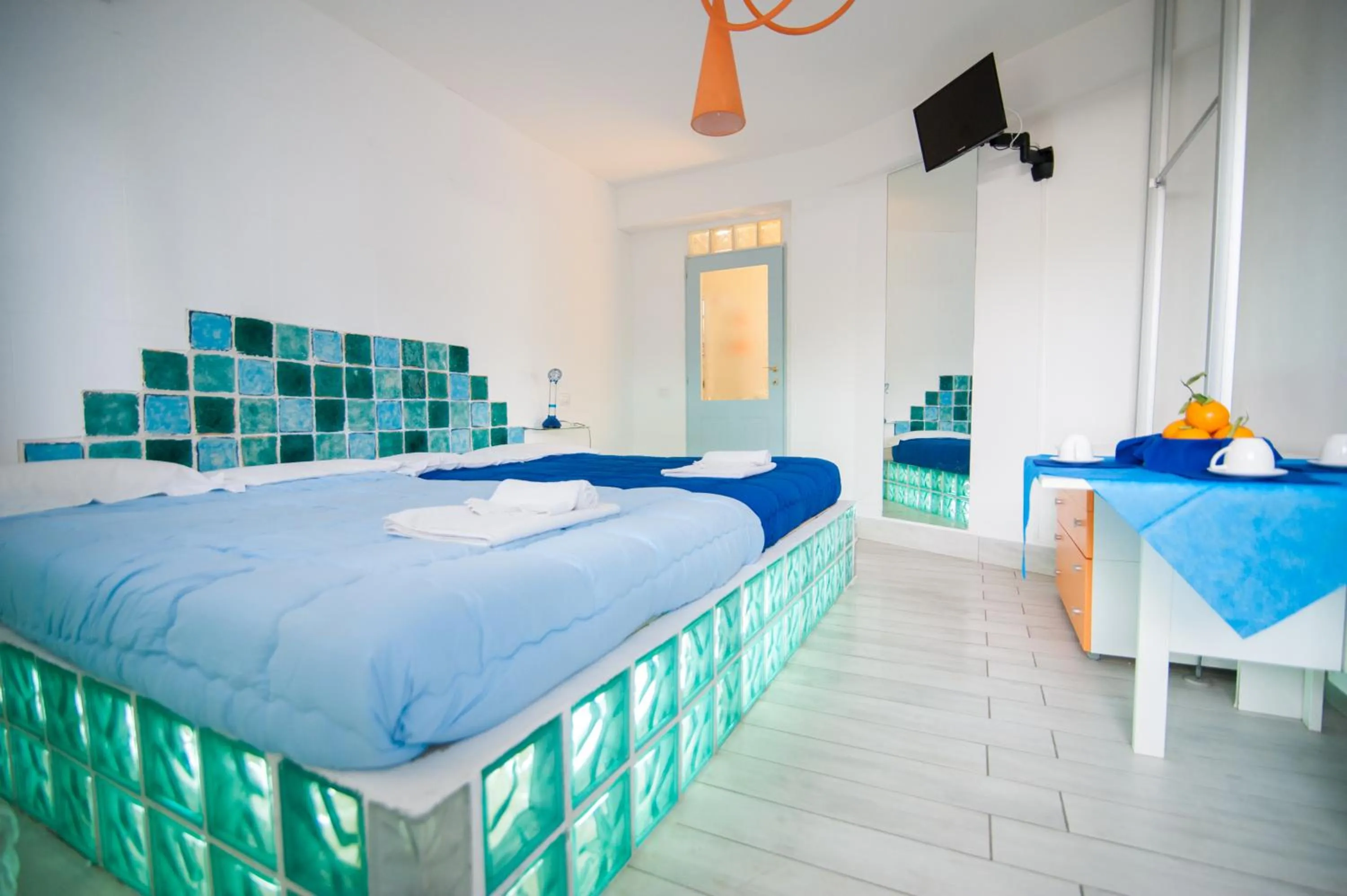 Photo of the whole room, Bed in Suite House L'Isola Che Non C'è