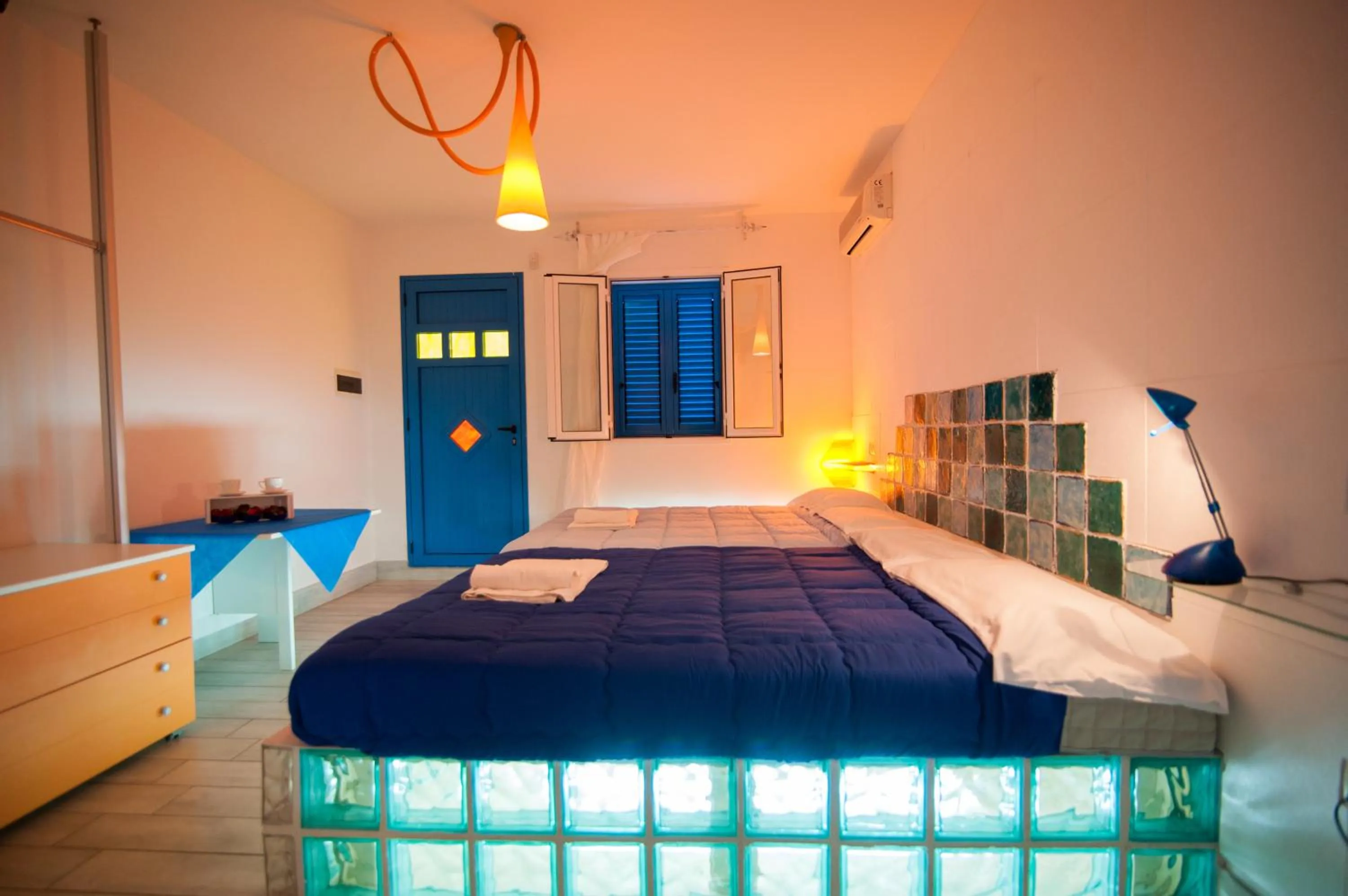 Photo of the whole room, Bed in Suite House L'Isola Che Non C'è