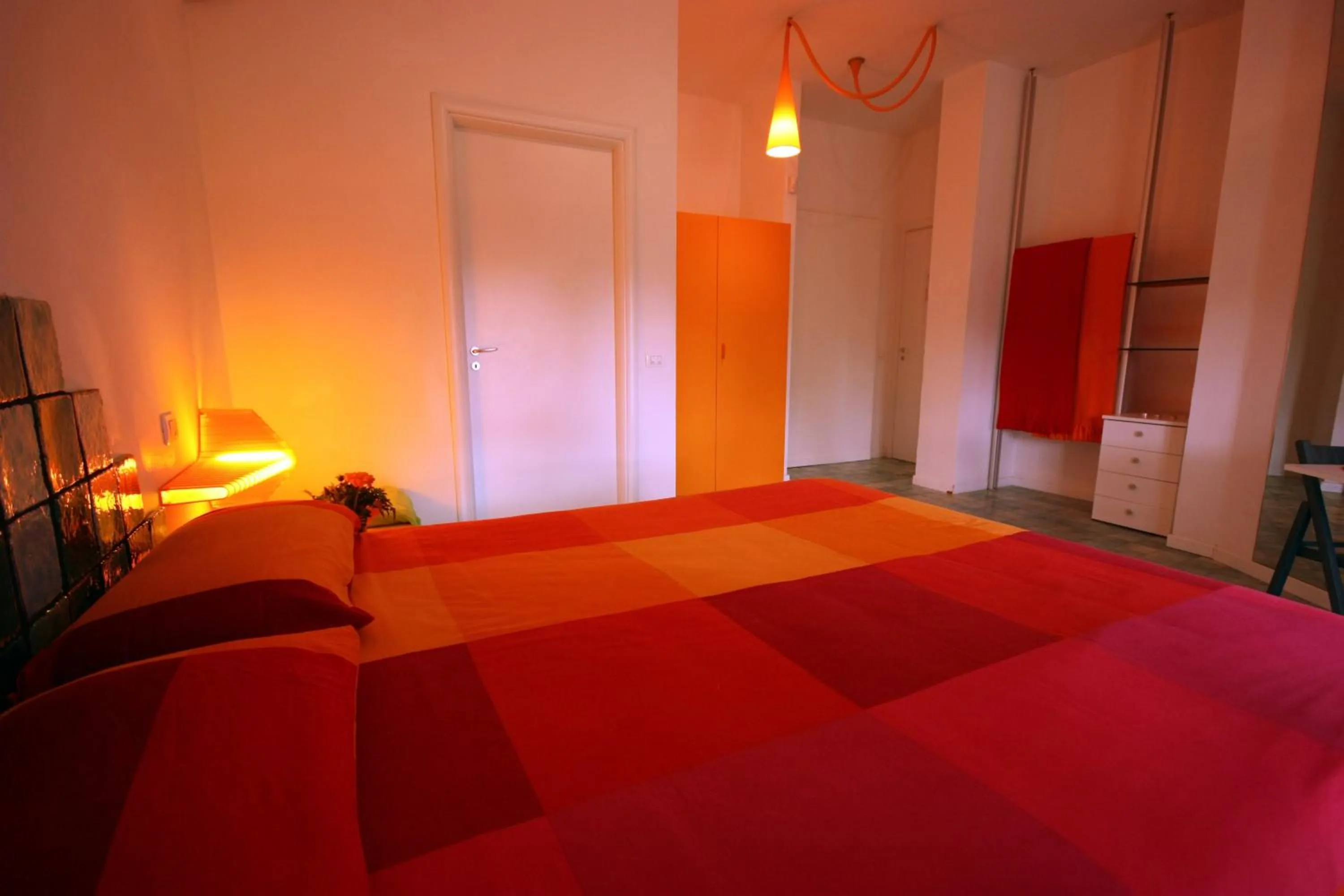 Photo of the whole room, Bed in Suite House L'Isola Che Non C'è