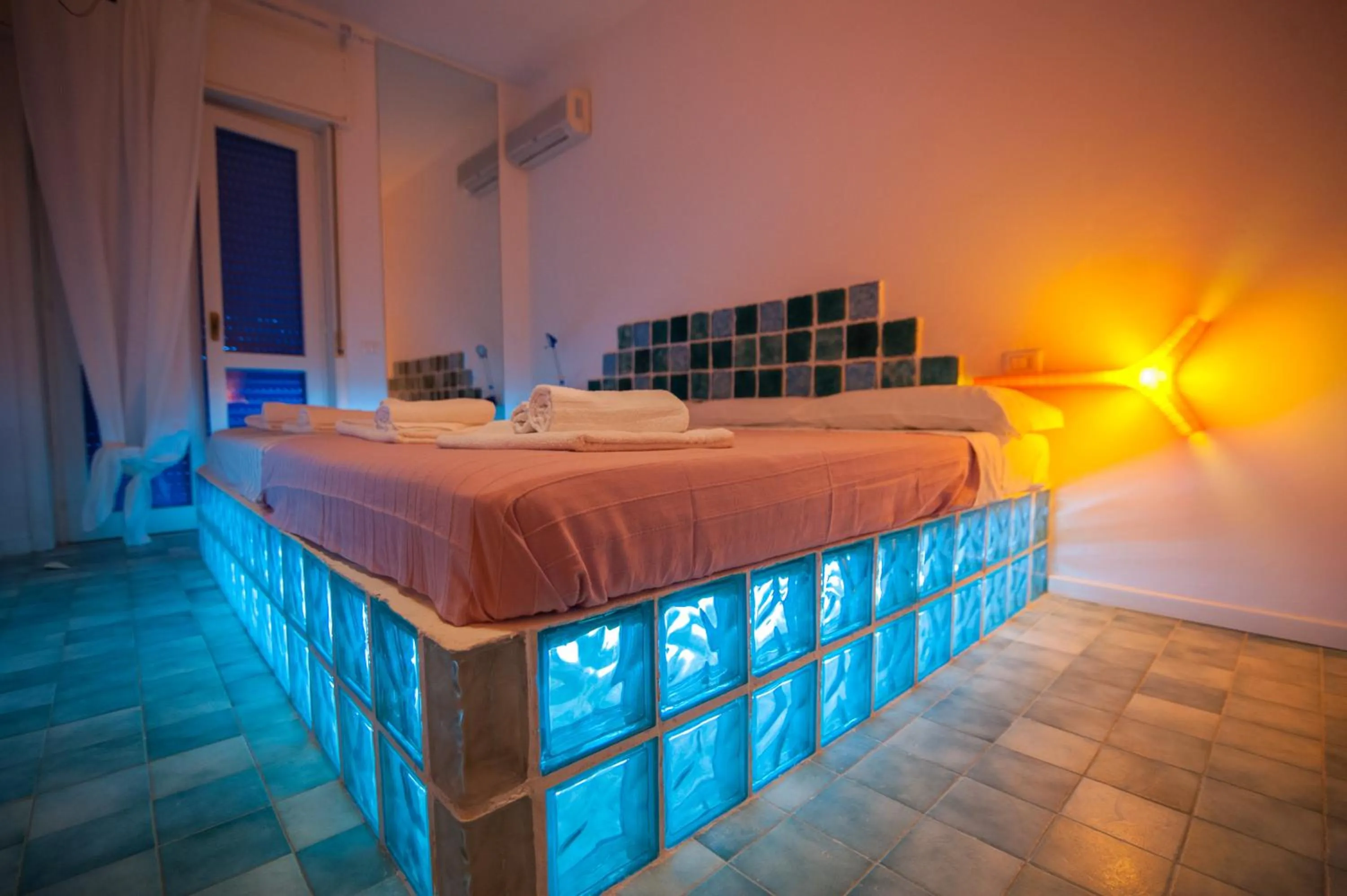 Photo of the whole room, Bed in Suite House L'Isola Che Non C'è